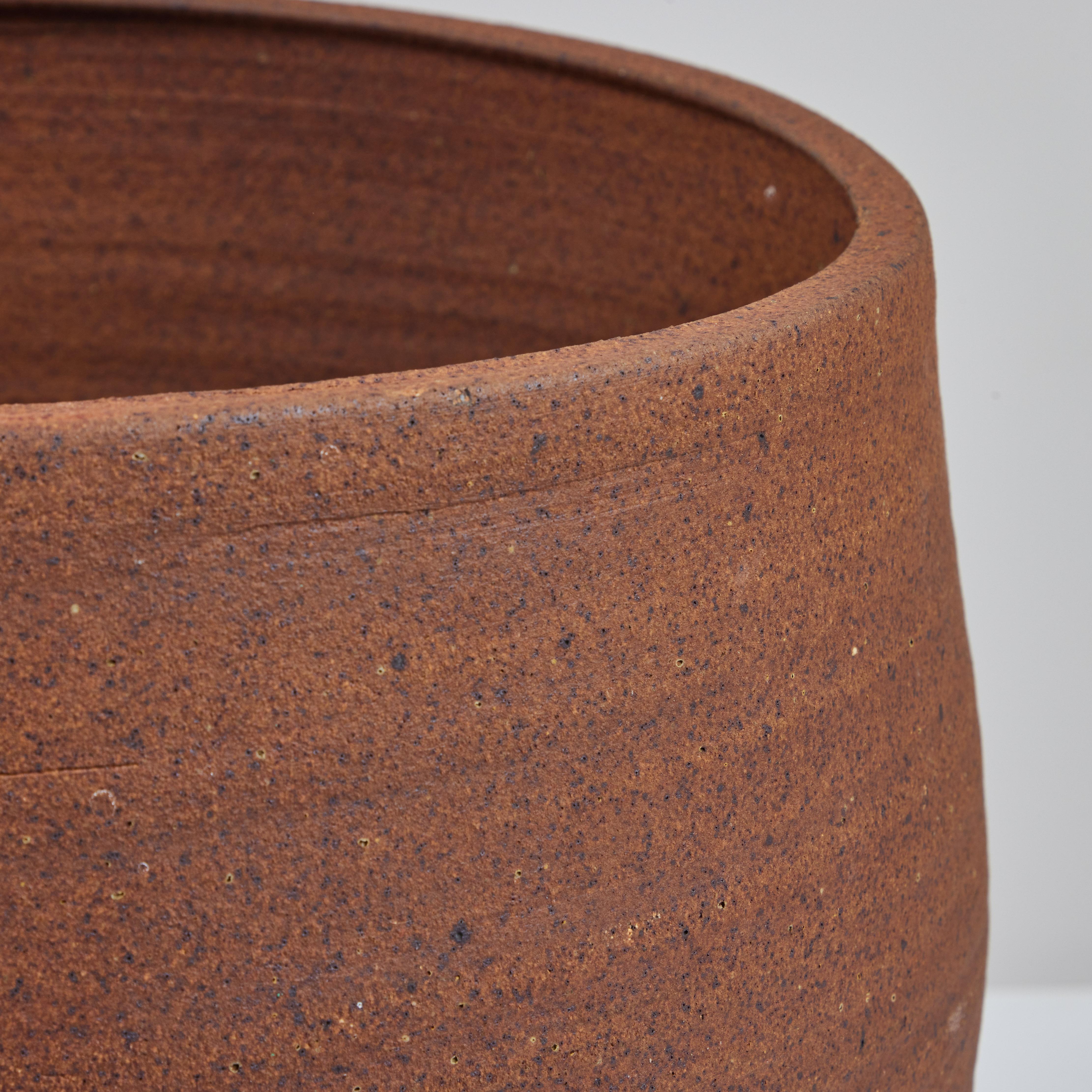 Handgedrehtes Pflanzgefäß aus Steingut von John Follis für Architectural Pottery im Angebot 2