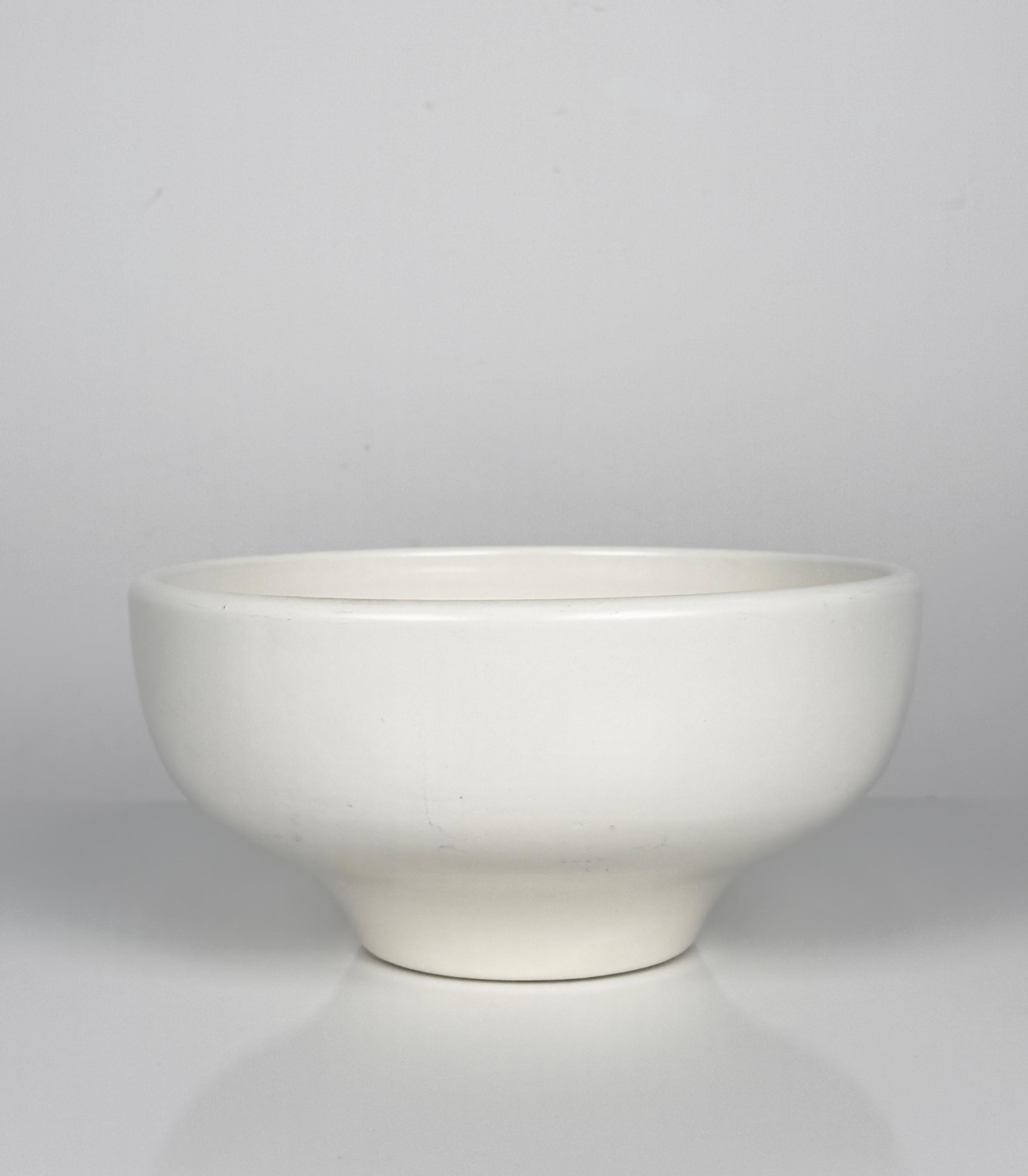 A small footed ceramic bowl planter designed by John Follis for Architectural Pottery circa 1950s

Rare model S-20 table top size in white glaze with early USA mark

10.5 inch diameter
5 inch height