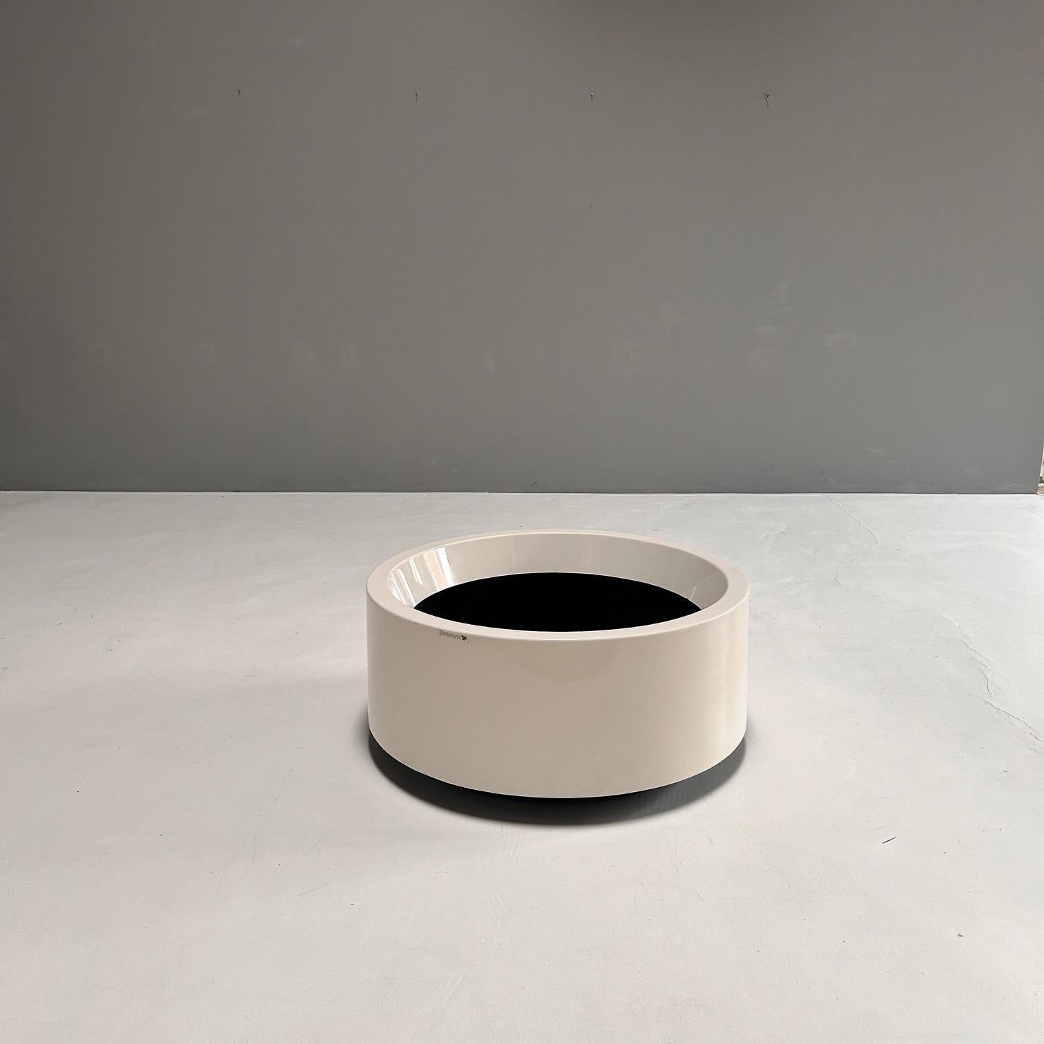 Fioriera rotonda di John Follis per Sintoform, Architectural Fiberglass, laccata di bianco.

Condizioni molto buone con leggeri segni di usura.

H. H. 40 D. 90

Illustrazione di una pubblicità.