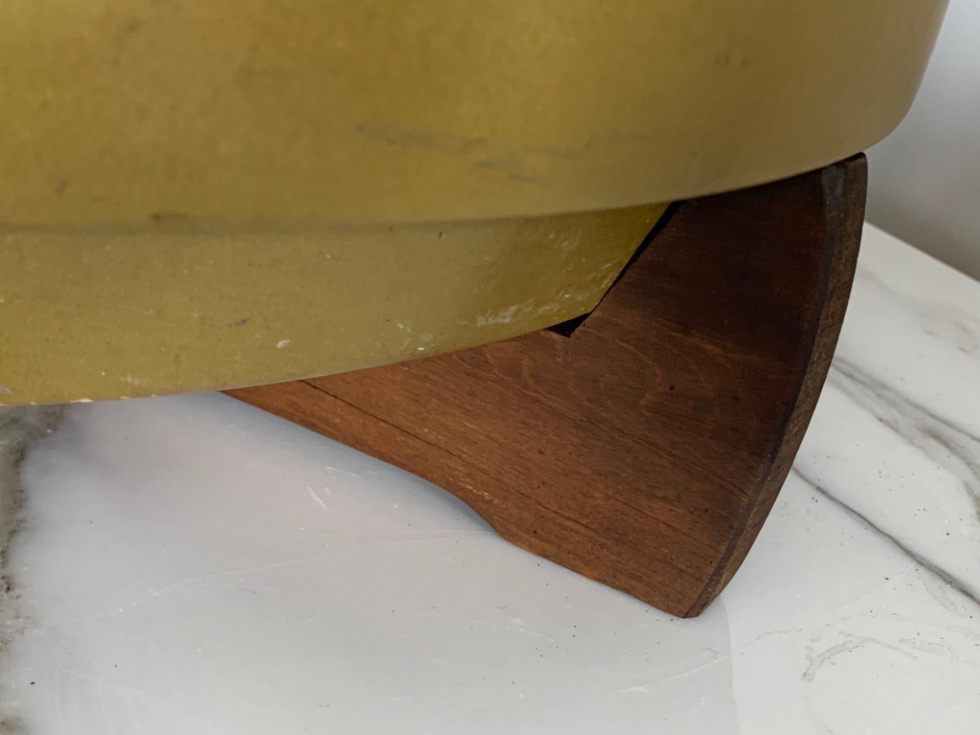 Architektonisches Pflanzgefäß Modell CP-13 von John Follis & Rex Goode mit rotem Holzsockel im Zustand „Gut“ im Angebot in St.Petersburg, FL