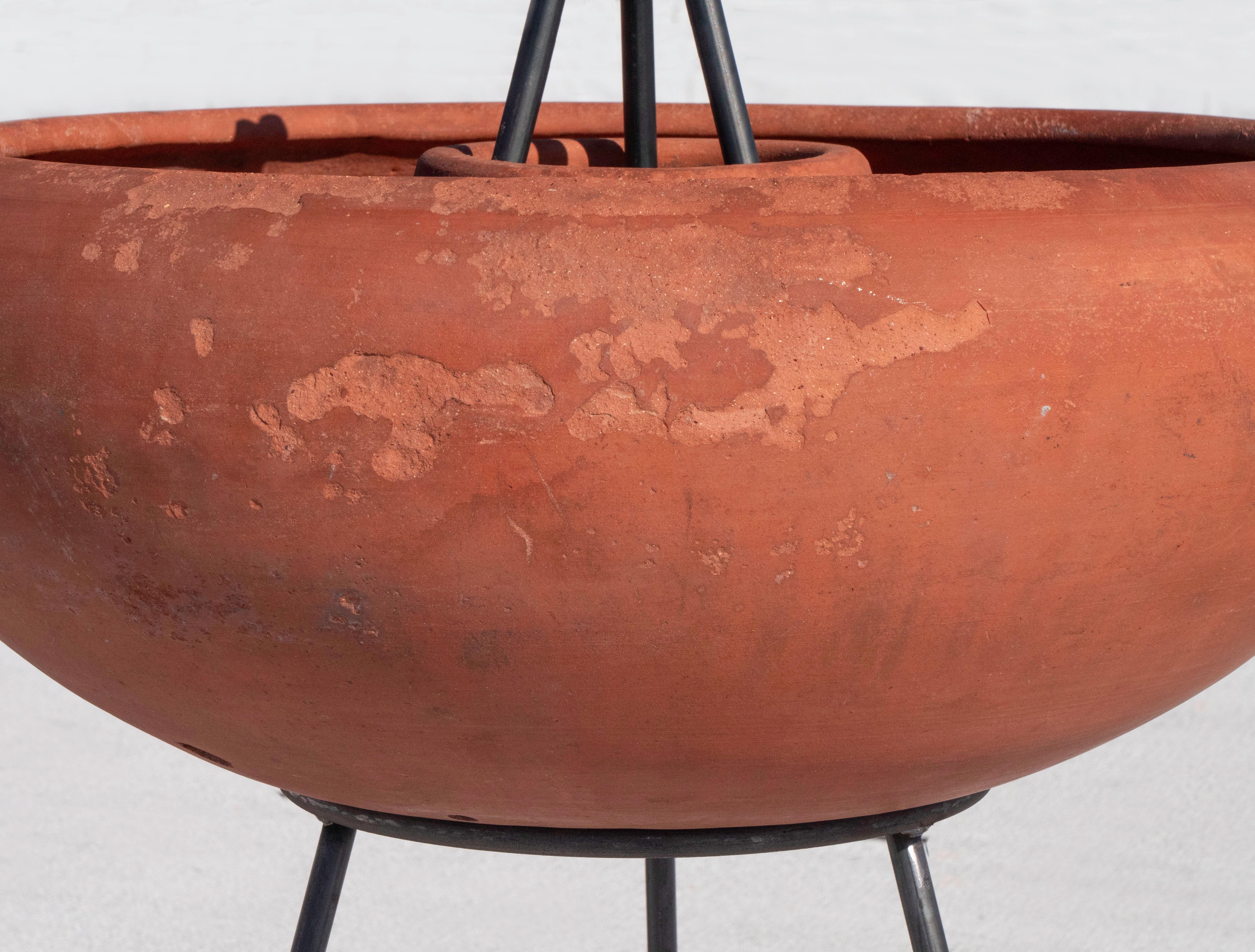 John Follis & Rex Goode Seltener Sombrero Übertopf aus Terracotta, CIRCA 1950er Jahre (Terrakotta) im Angebot