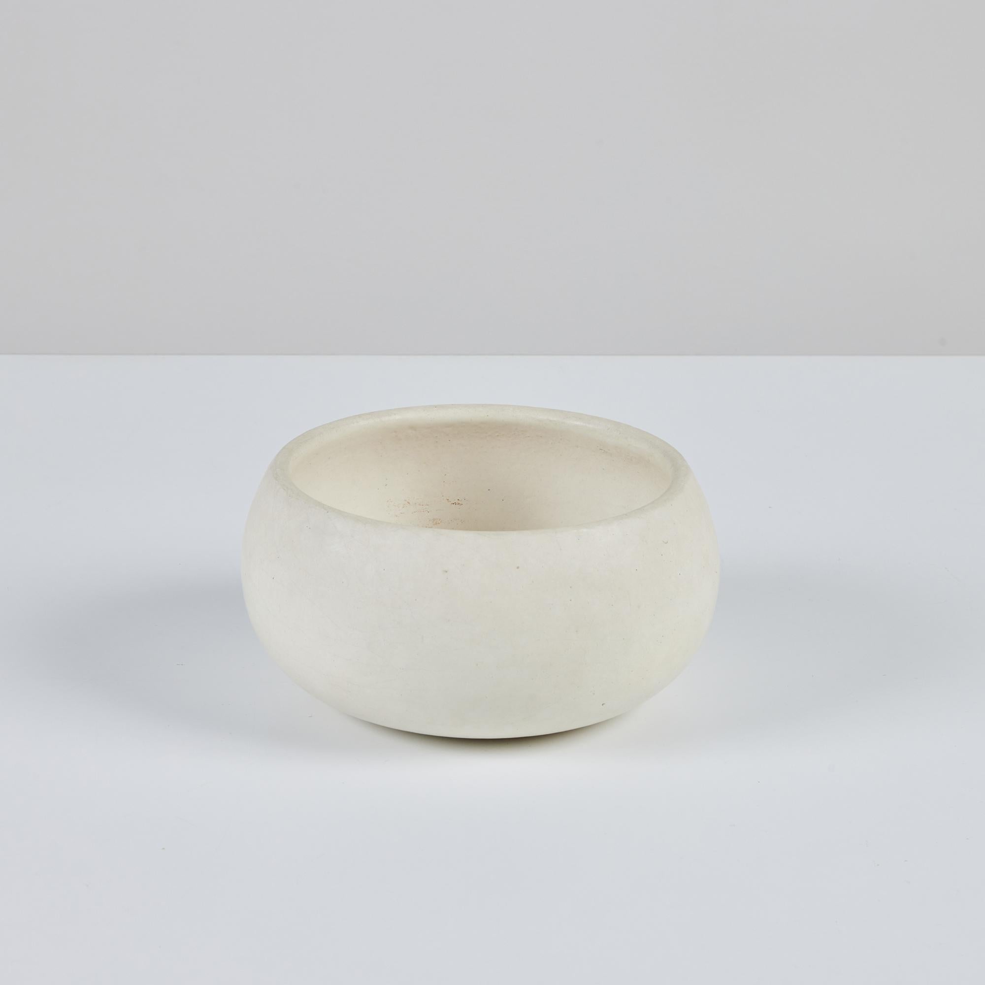 Jardinière en biscuit blanc de John Follis pour Architectural Pottery, USA. Cet exemple présente une forme arrondie et douce. Une taille parfaite pour une table ou une étagère.

Dimensions
7
