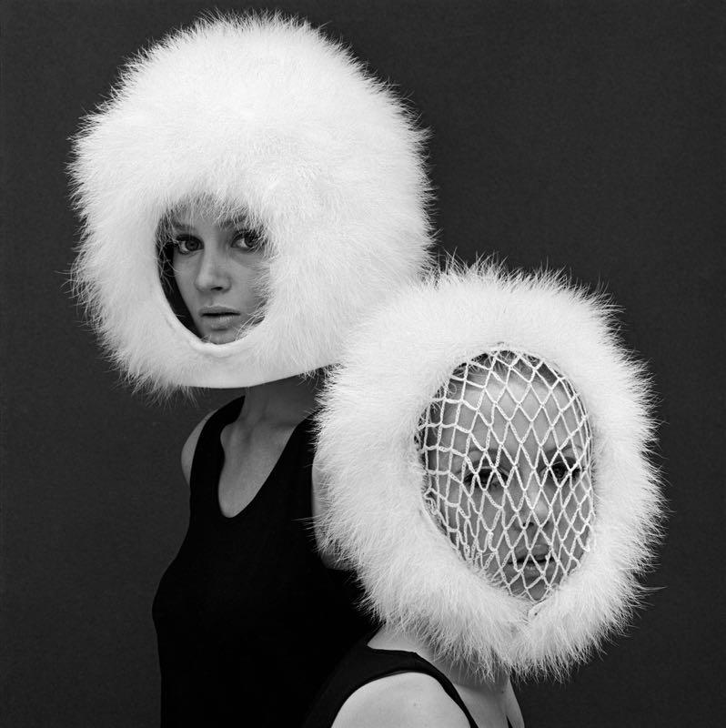 Black and White Photograph John French - « Soft Helmets » ( Casques souples) Édition limitée surdimensionnée 1965 - Victoria and Albert Museum