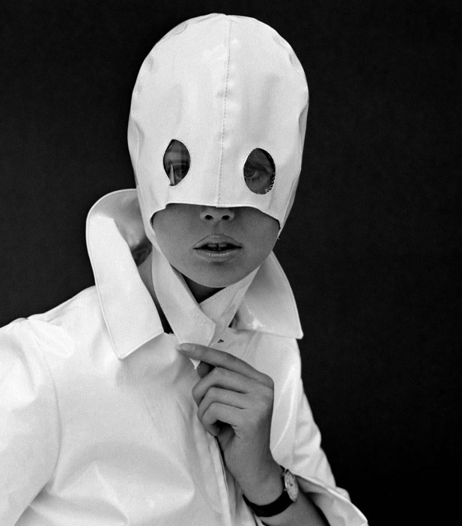 John French Black and White Photograph – Übergroße Limited Edition „ Space age fashion“ im Space Age-Stil – Victoria and Albert Museum