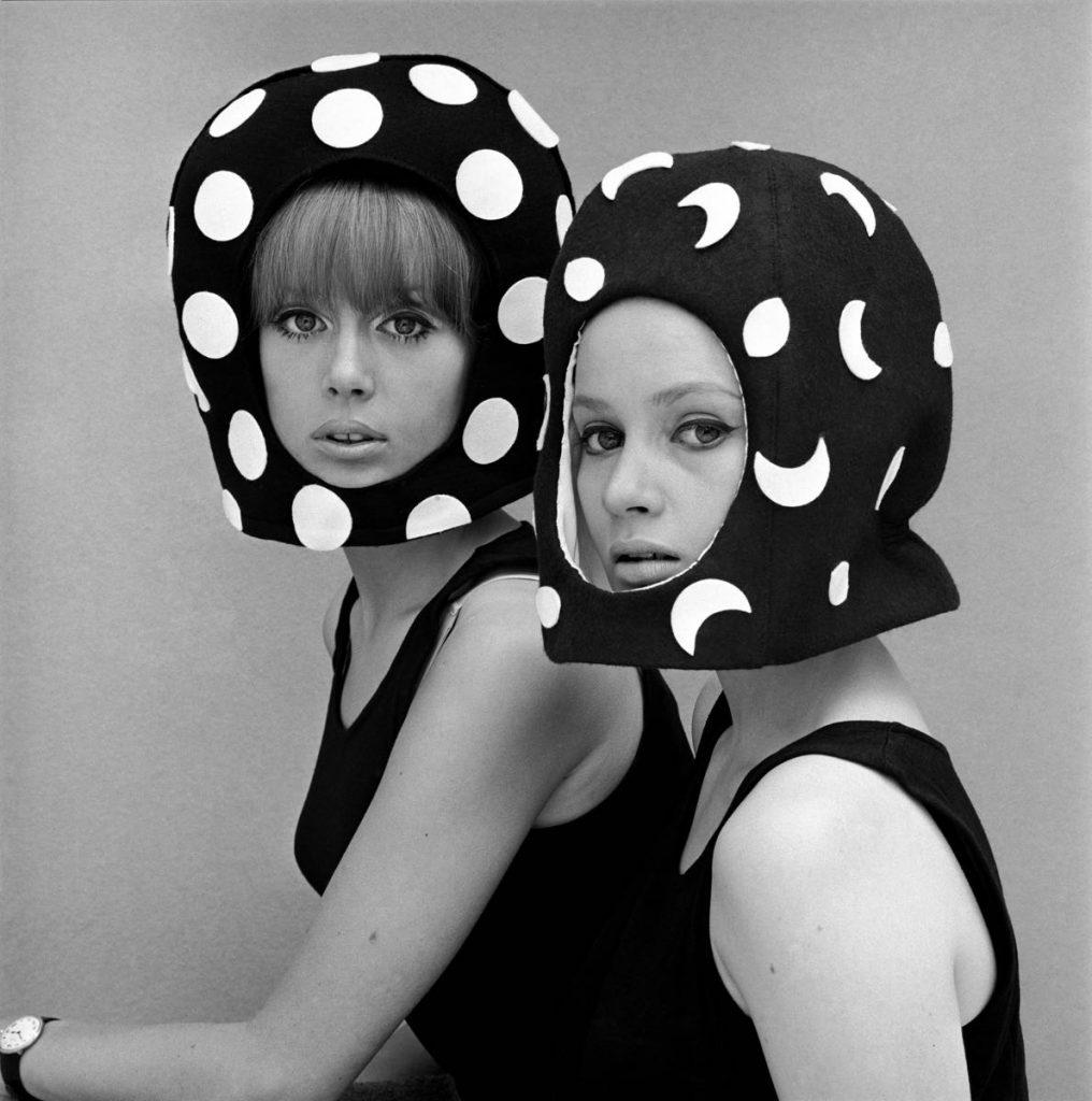 Black and White Photograph John French - Chapeau « Space Hat » ( Chapeau spatial) surdimensionné, édition limitée 1965, Victoria and Albert Museum, Londres
