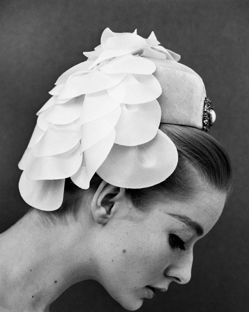 John French Figurative Photograph – „Petal Hat“ Übergroßer Druck in limitierter Auflage – Nachlassdruck