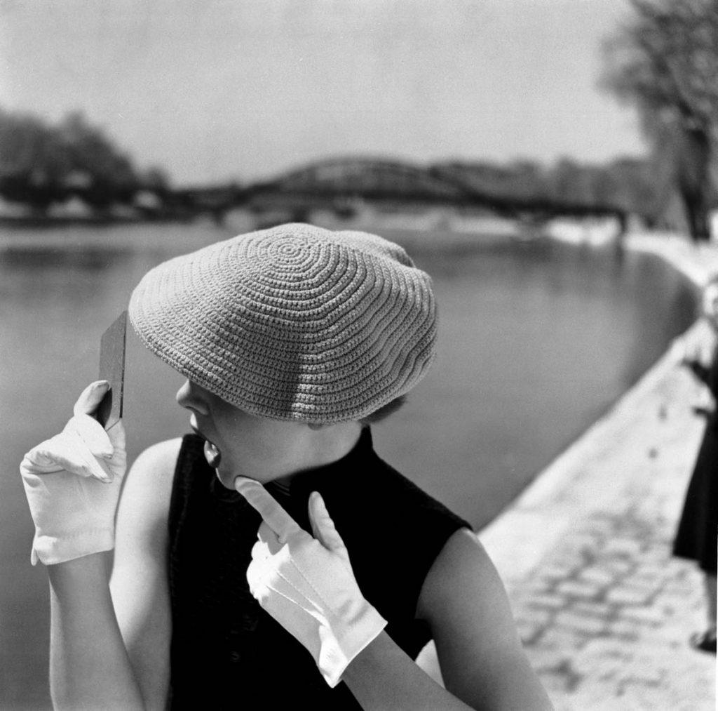 Black and White Photograph John French Sloan - V&A - John French - Miroir de maquillage - Édition limitée 