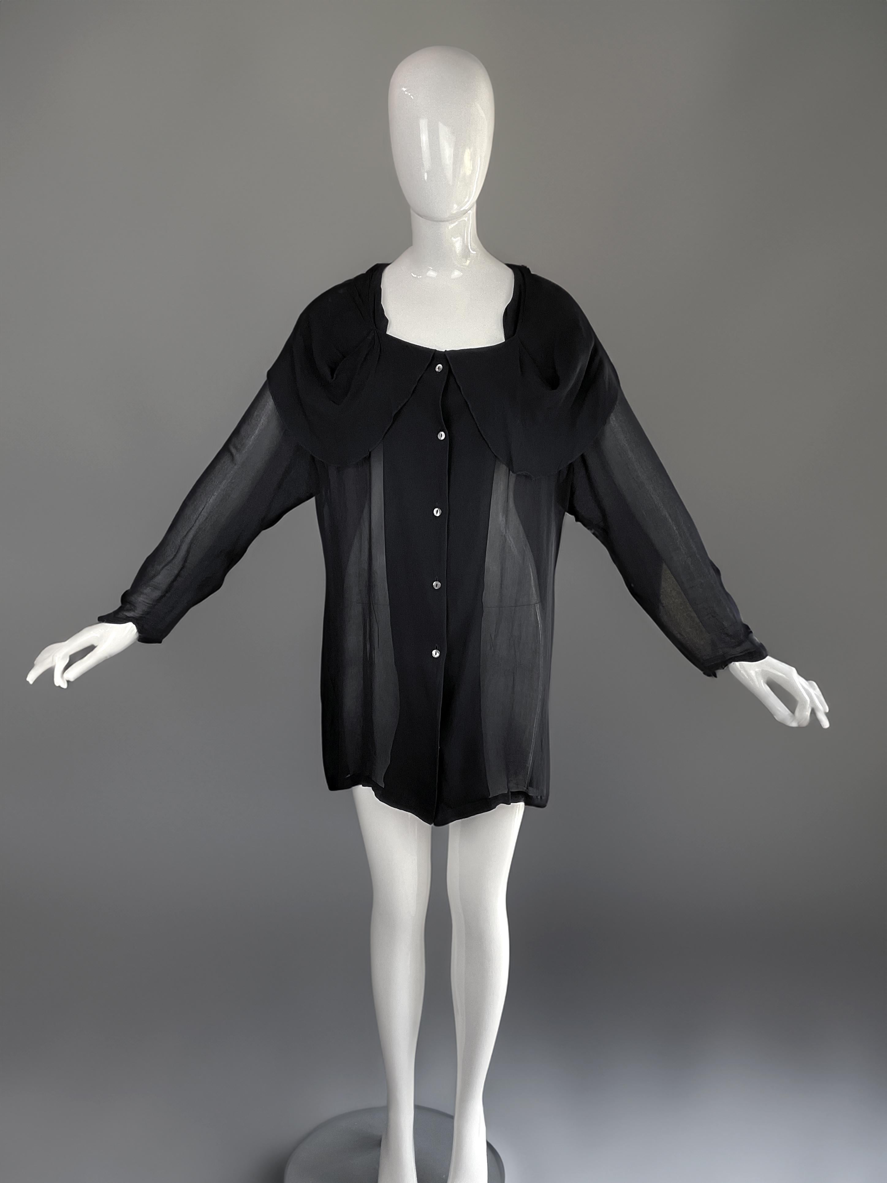 Esta pieza de la colección Otoño/Invierno 1987-88 de John Galliano es un raro diseño temprano, con una de sus etiquetas originales de antes de su traslado a París. Fabricado en Gran Bretaña, está hecho 100% de viscosa azul oscuro con una