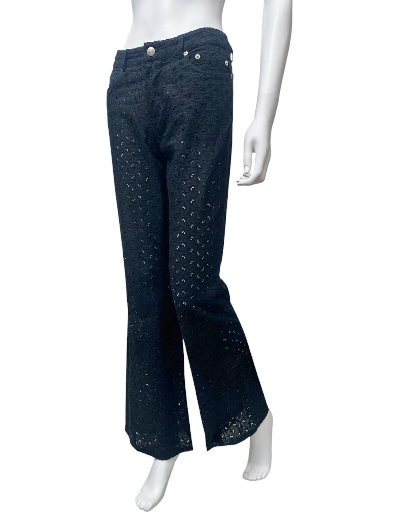 - Entworfen von John Galliano
- 1990's
- Schwarze geblümte Ösen-Bootcut-Hose
- Bootcut-Passform
- Überall geblümte Ösen
- Knopf und Reißverschluss
- Sehr guter Zustand: fehlendes Größenetikett
- Hergestellt in Frankreich
- Materialien: Baumwolle
-