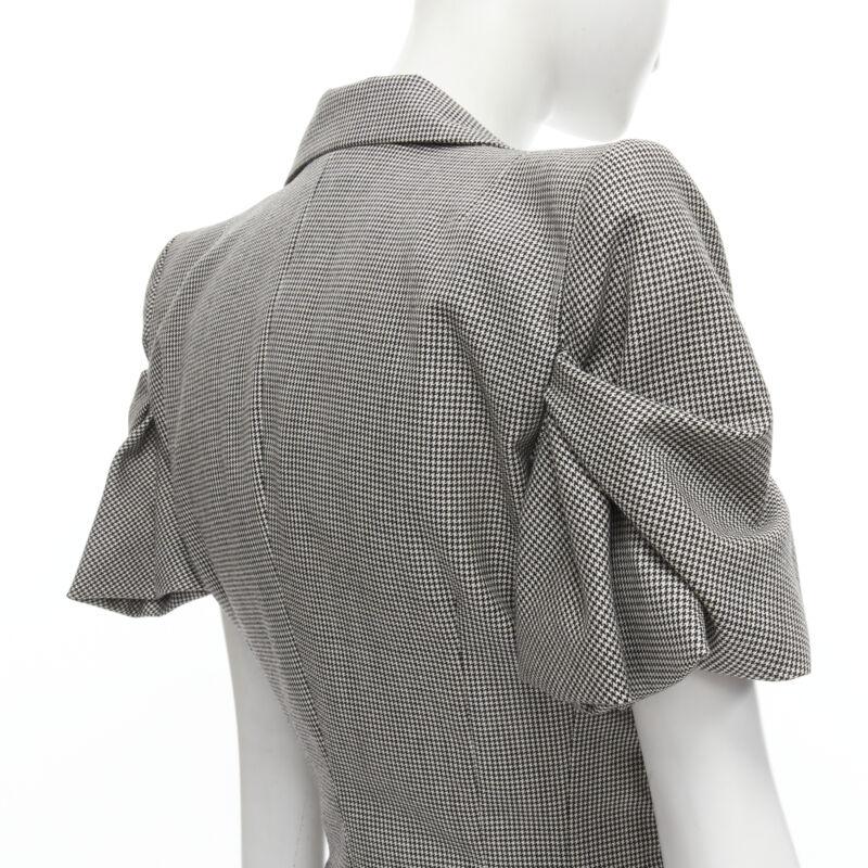 JOHN GALLIANO 1995 Vintage grey houndstooth padded hip jacket skirt Madonna IT40
Reference: CRTI/A00599
Brand: John Galliano
Designer: John Galliano
Collection: Spring Summer 1995 - Runway
As seen on: Madonna
Material: Wool
Color: Grey
Pattern: