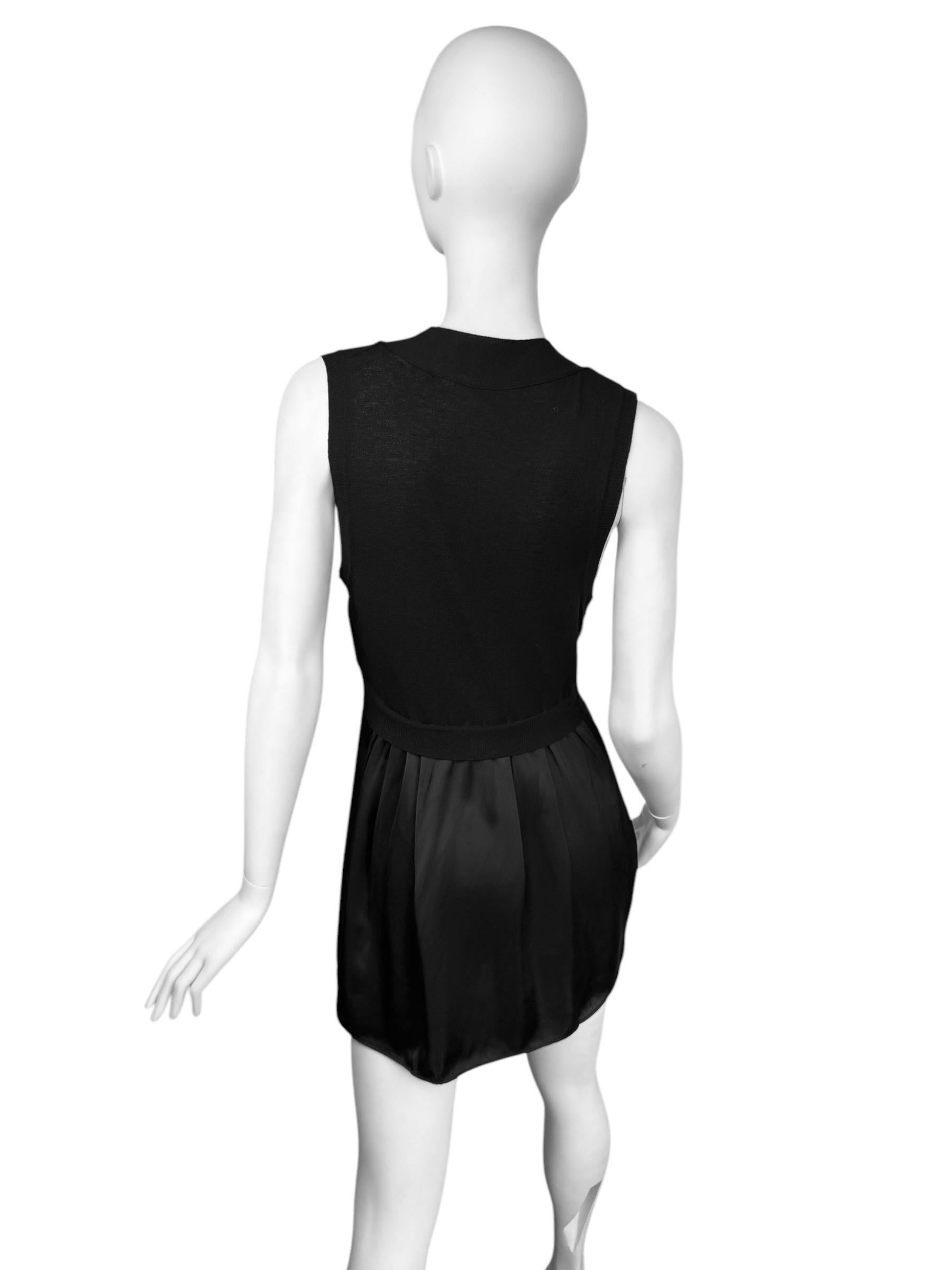 MARCA : JOHN GALLIANO

DISEÑADOR : JOHN GALLIANO

AÑO/DÉCADA : 2000s

TALLA : S SE ADAPTA DE S A M

MADE IN : ITALIA

COMPOSICIÓN : 83% RAYÓN/17% POLIÉSTER ; 100% RAYÓN

ESTADO : EXCELENTE

NOTA : /

El maniquí es una talla S.