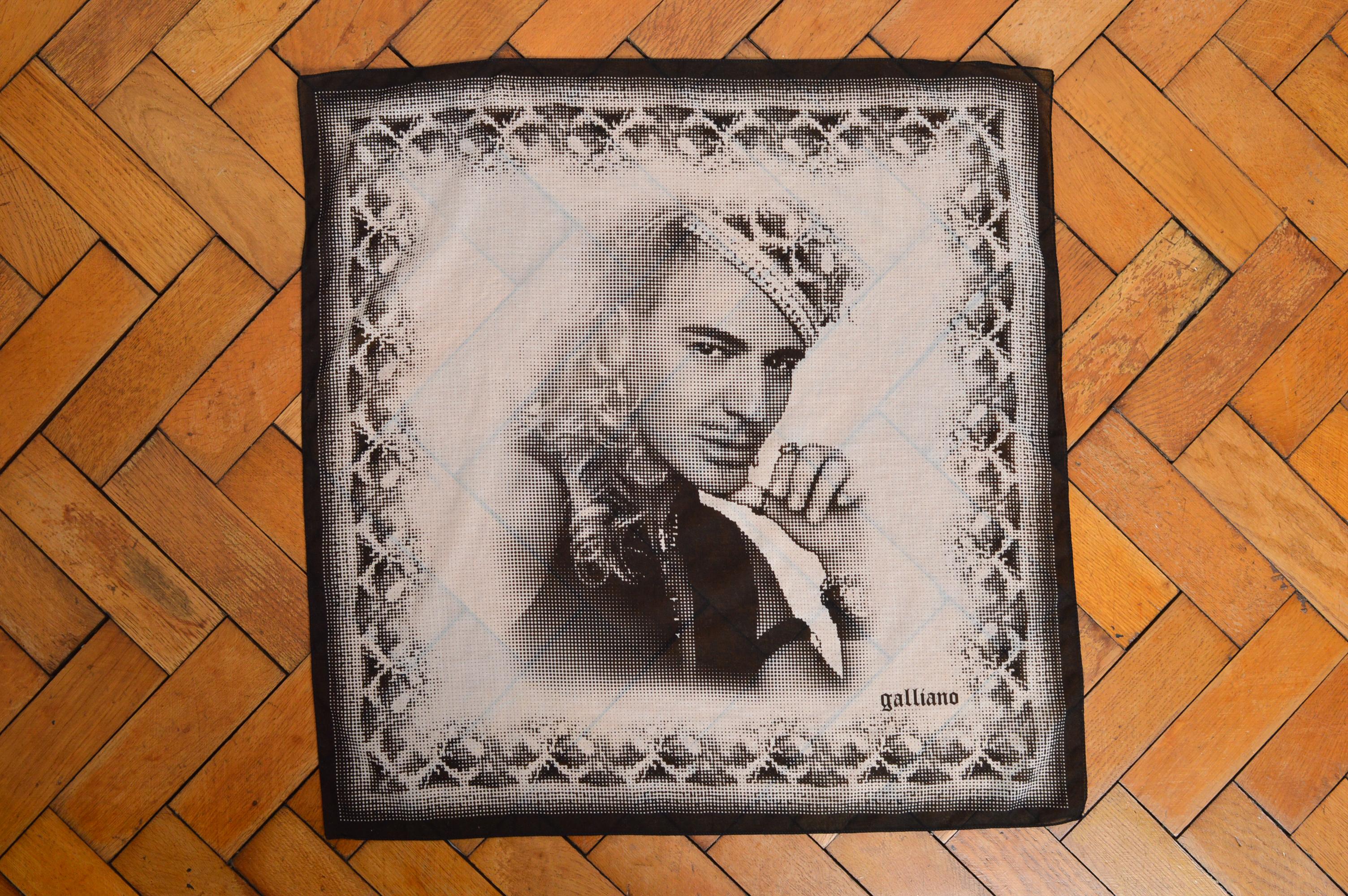 Sciarpa quadrata in cotone con stampa pixel di John Galliano 2000. La sciarpa può essere indossata in una grande varietà di modi.
Taglia; TAGLIA UNICA 
Le misure sono indicate in pollici ('')
23” x 23”
Condit; Eccellente condizione.
Materiale: 100%