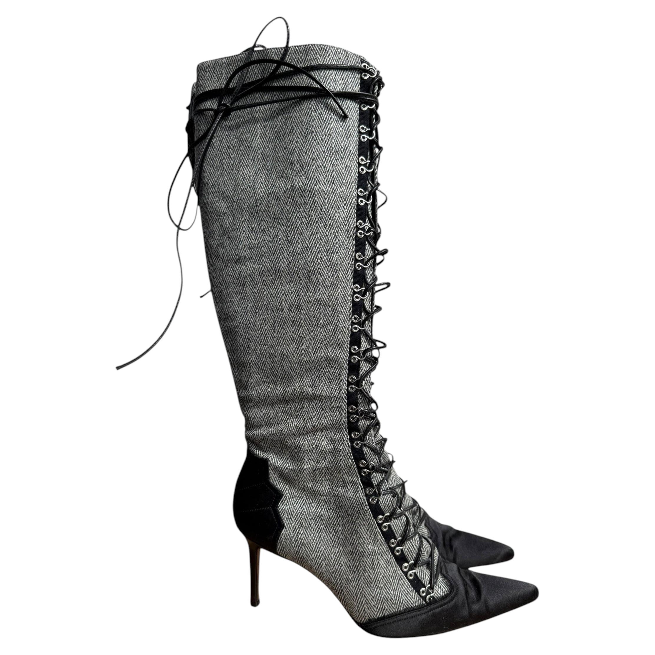 Botas altas hasta la rodilla con cordones de John Galliano de los años 2000