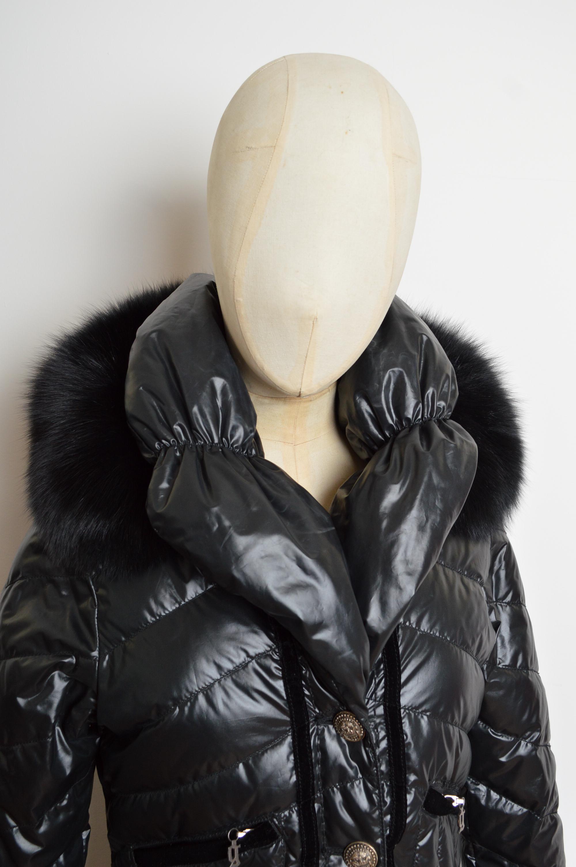 John Galliano 2000 - Cappotto lungo con polsini in pelliccia di volpe nera - Piumino d'oca in vendita 5