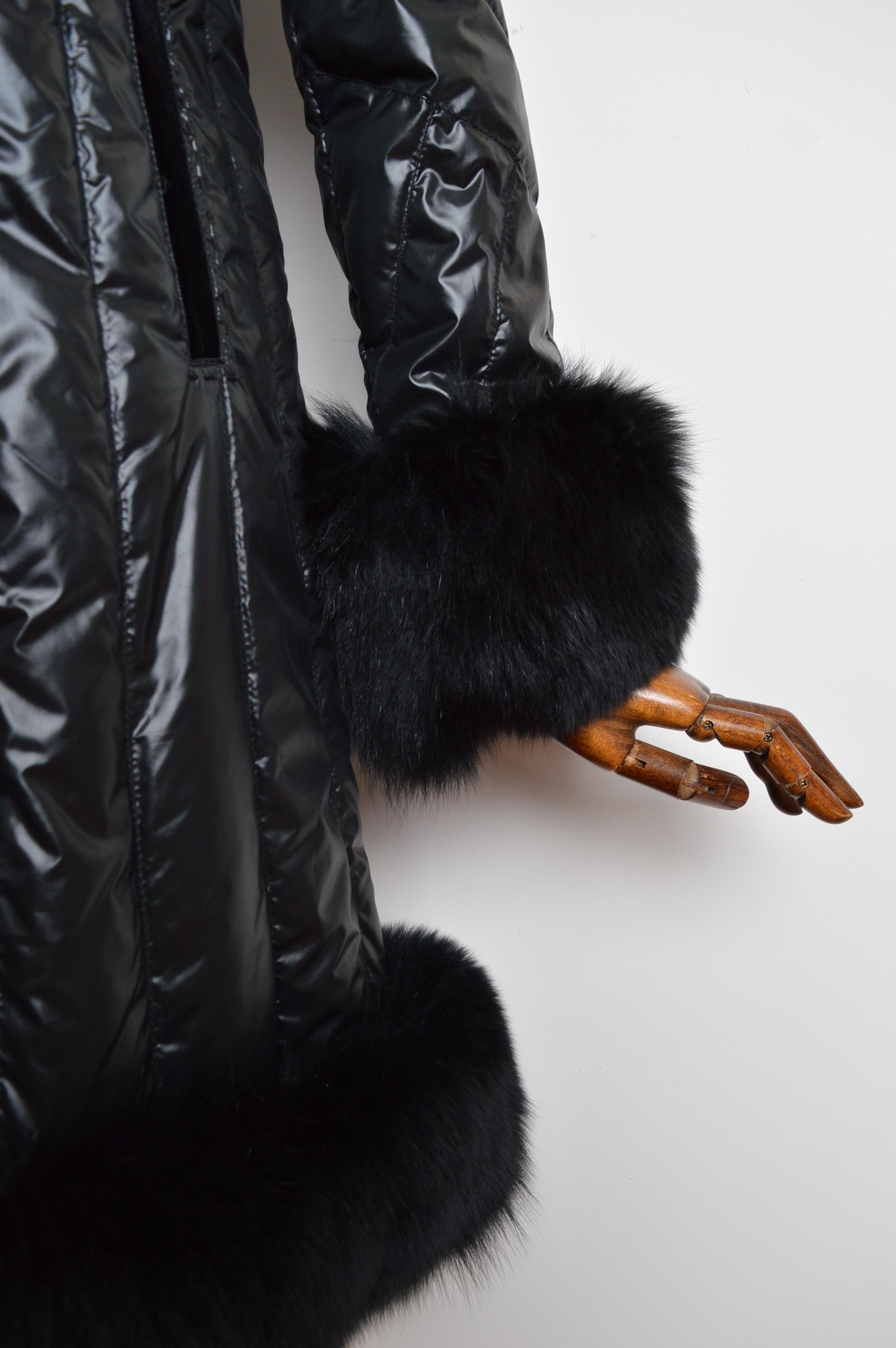 John Galliano 2000 - Cappotto lungo con polsini in pelliccia di volpe nera - Piumino d'oca in vendita 6