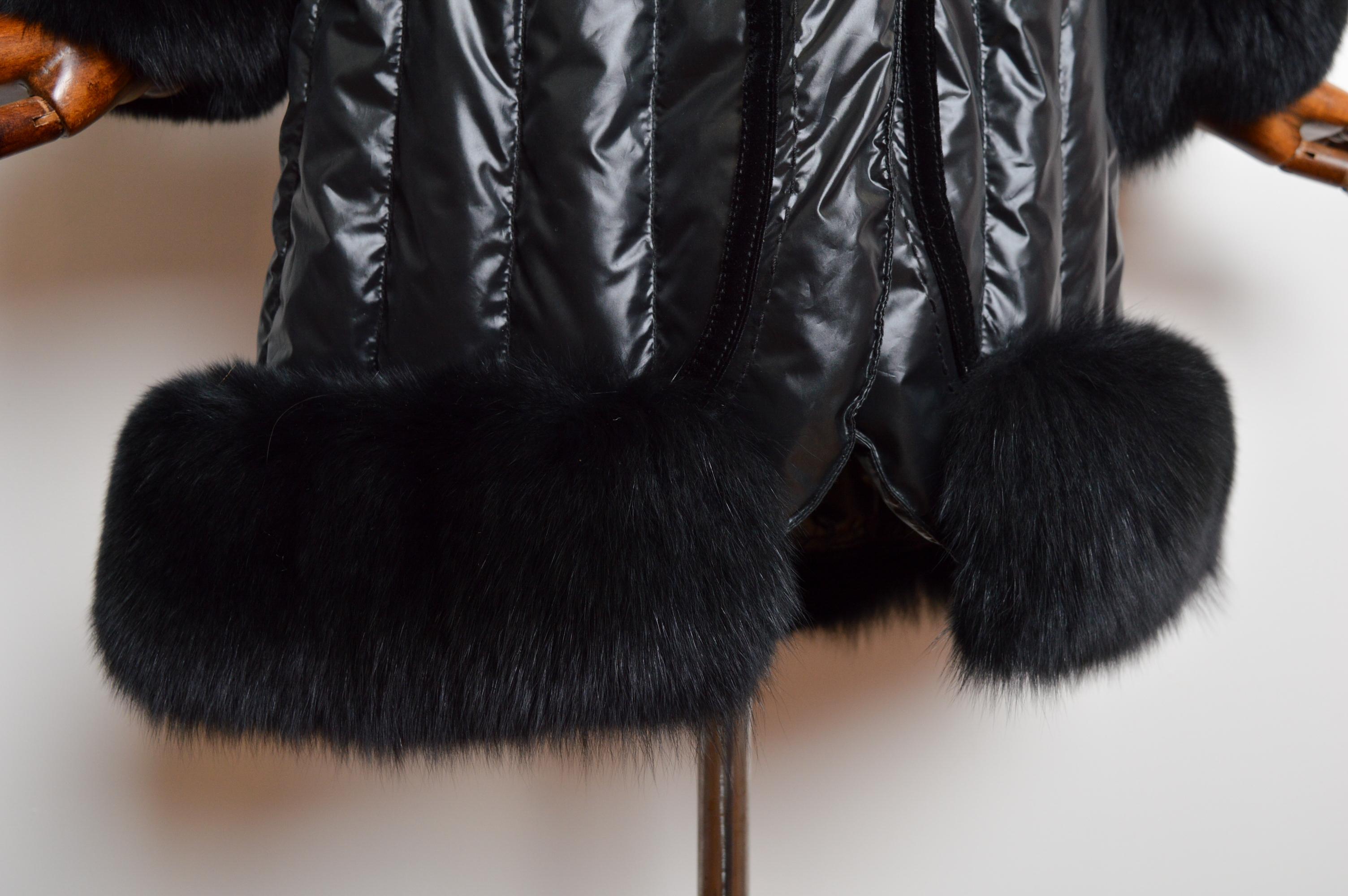 John Galliano 2000 - Cappotto lungo con polsini in pelliccia di volpe nera - Piumino d'oca in vendita 7