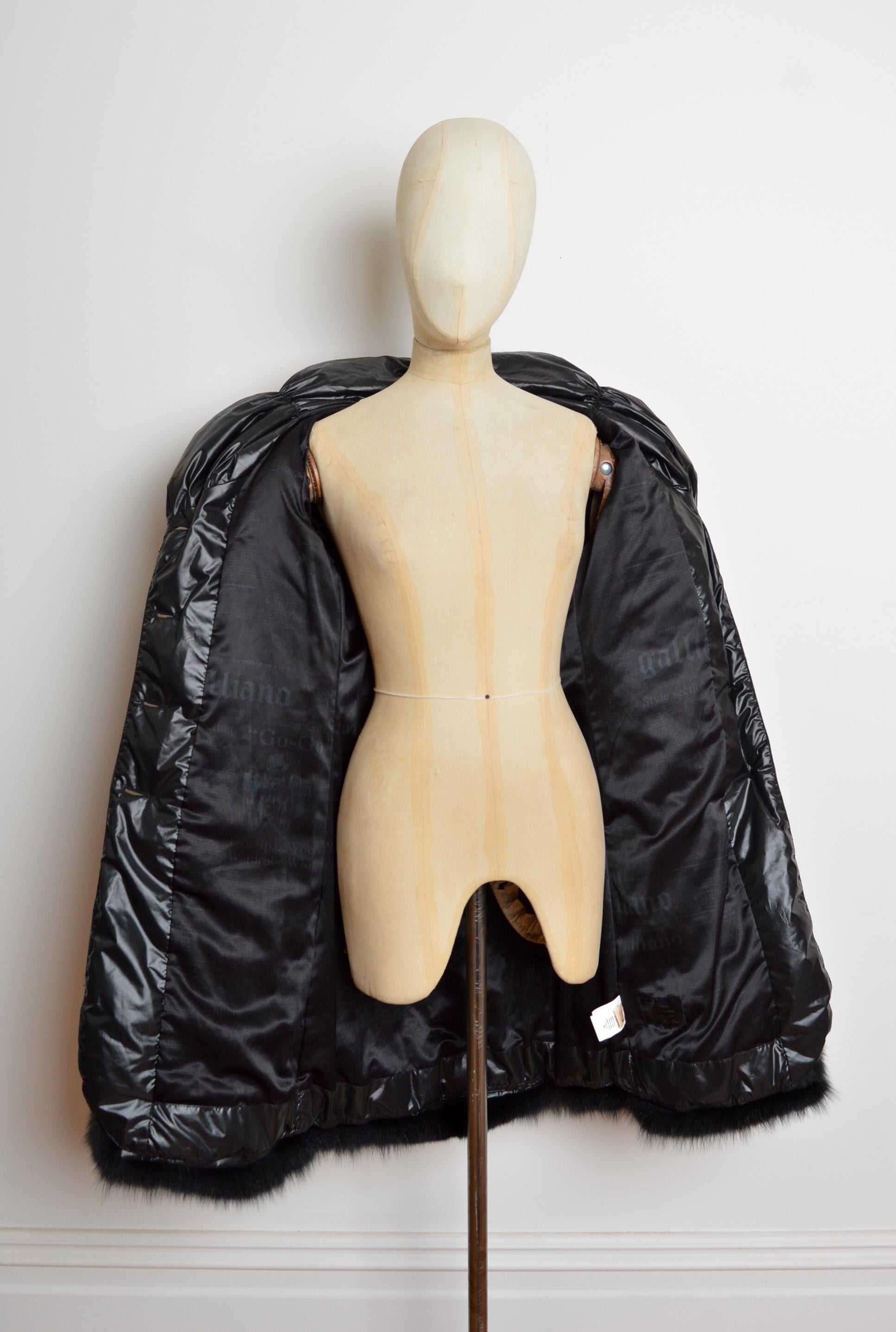 John Galliano 2000 - Cappotto lungo con polsini in pelliccia di volpe nera - Piumino d'oca in vendita 11