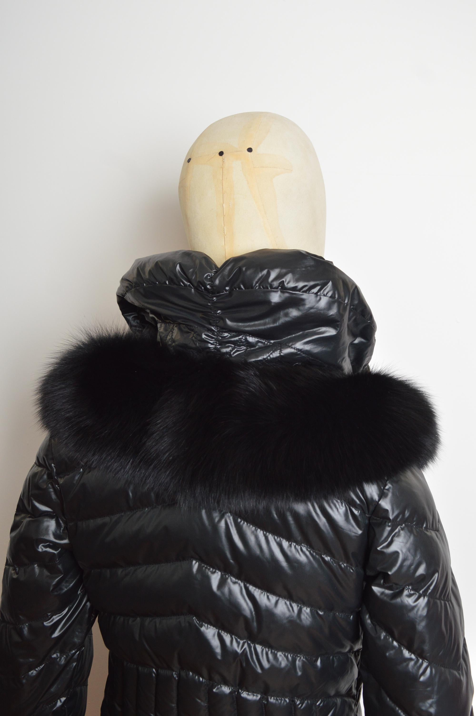 John Galliano 2000 - Cappotto lungo con polsini in pelliccia di volpe nera - Piumino d'oca in vendita 13