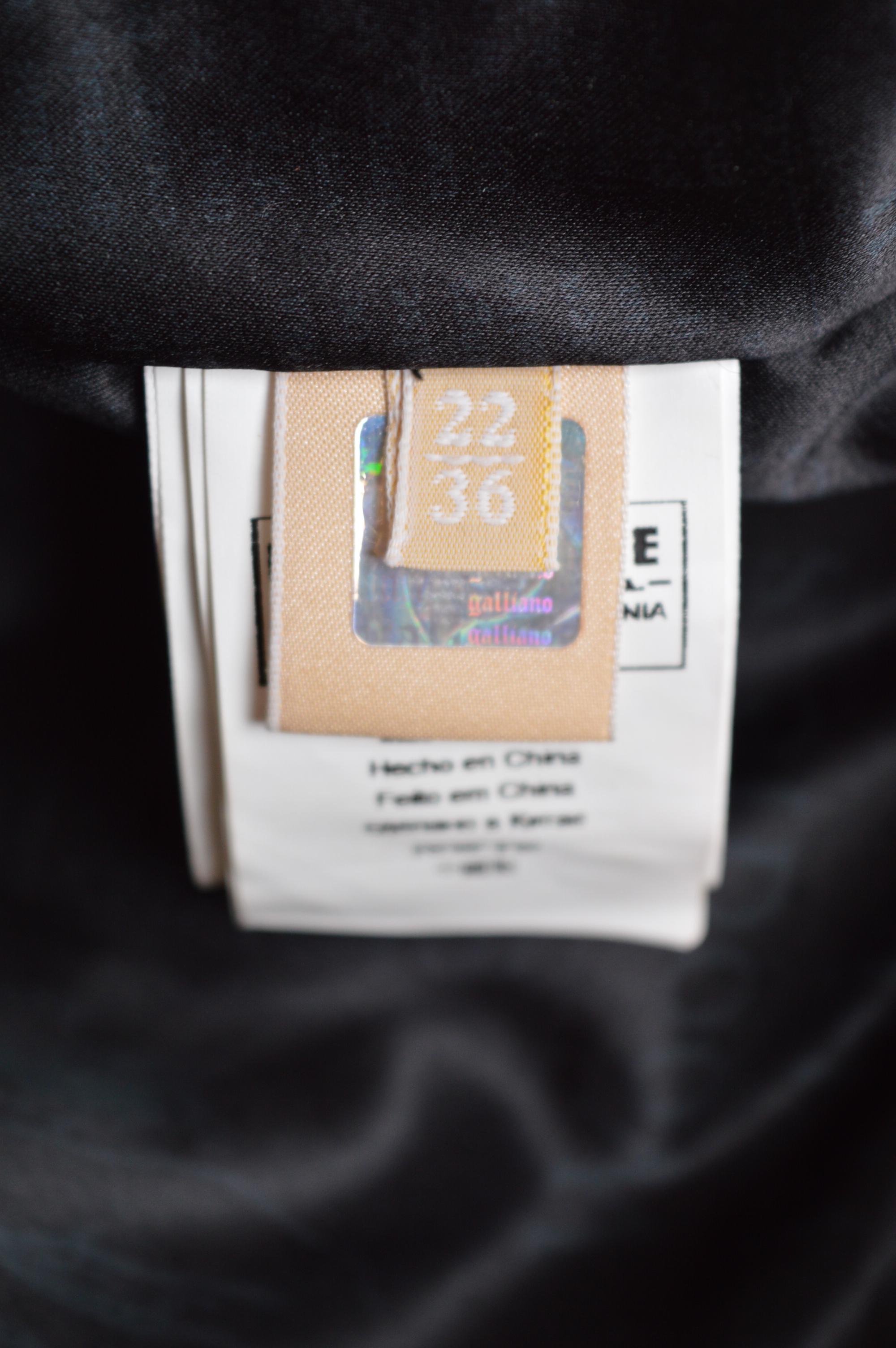 John Galliano 2000 - Cappotto lungo con polsini in pelliccia di volpe nera - Piumino d'oca in vendita 15