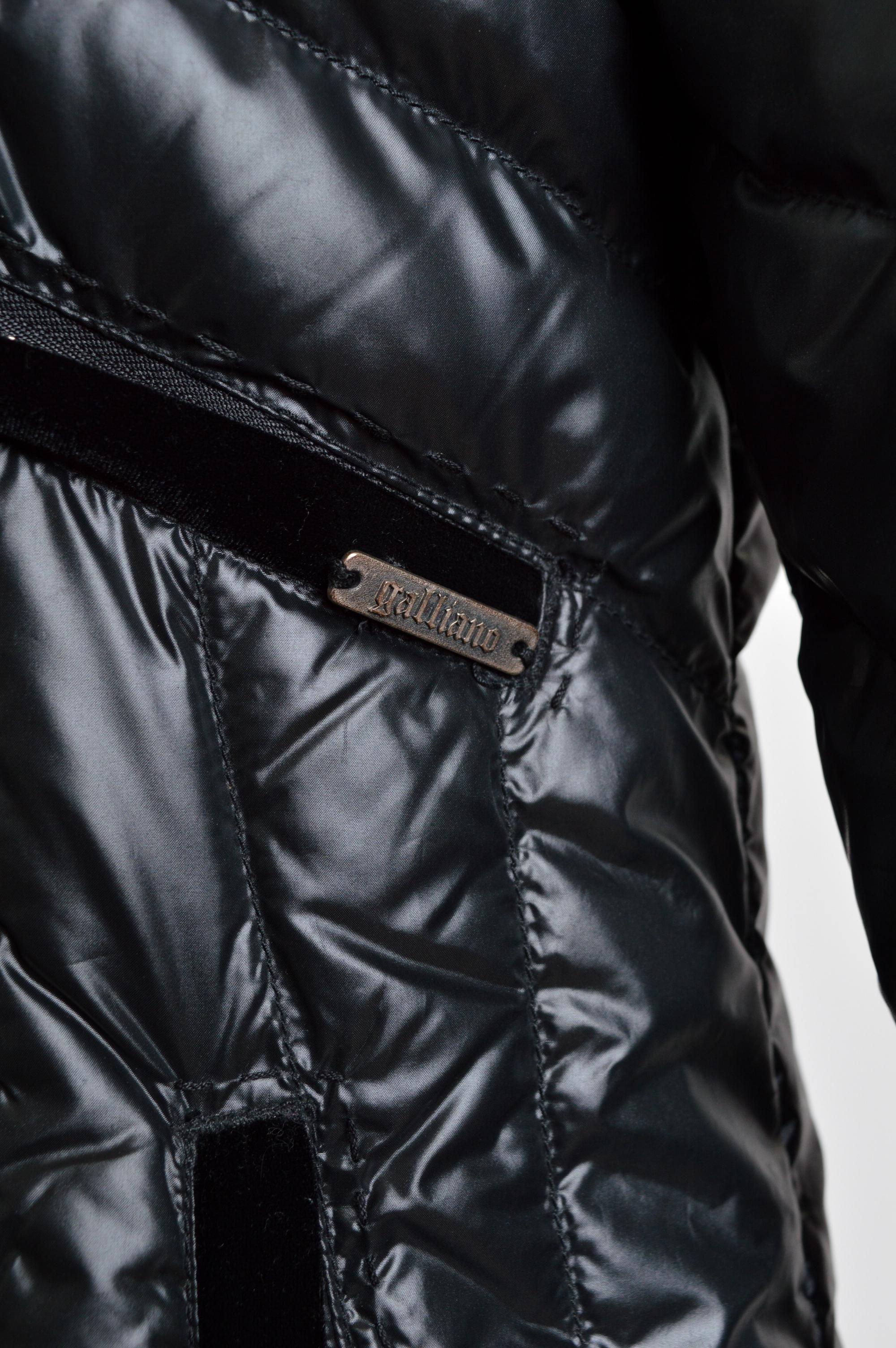 John Galliano 2000 - Cappotto lungo con polsini in pelliccia di volpe nera - Piumino d'oca in vendita 2