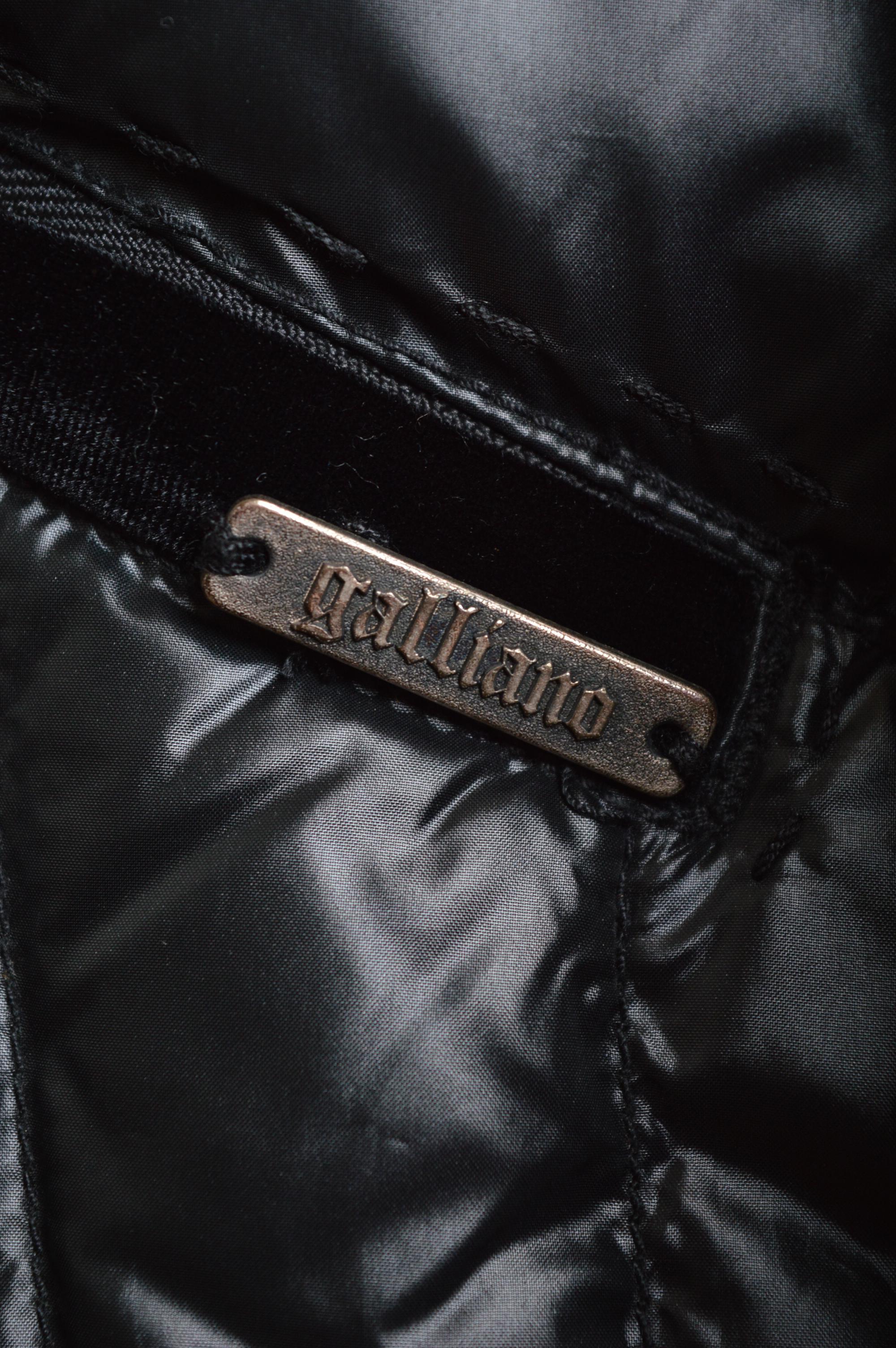 John Galliano 2000 - Cappotto lungo con polsini in pelliccia di volpe nera - Piumino d'oca in vendita 3