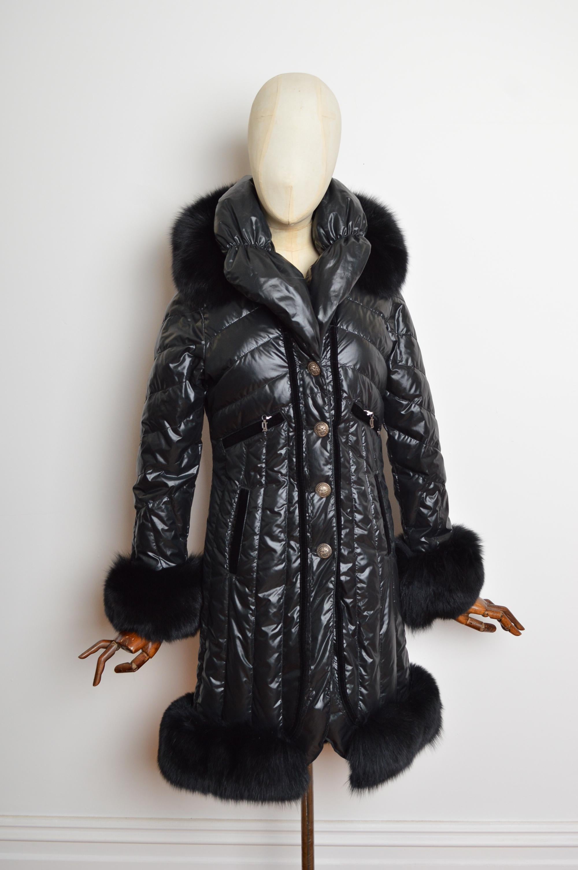 John Galliano 2000 - Cappotto lungo con polsini in pelliccia di volpe nera - Piumino d'oca in vendita 4