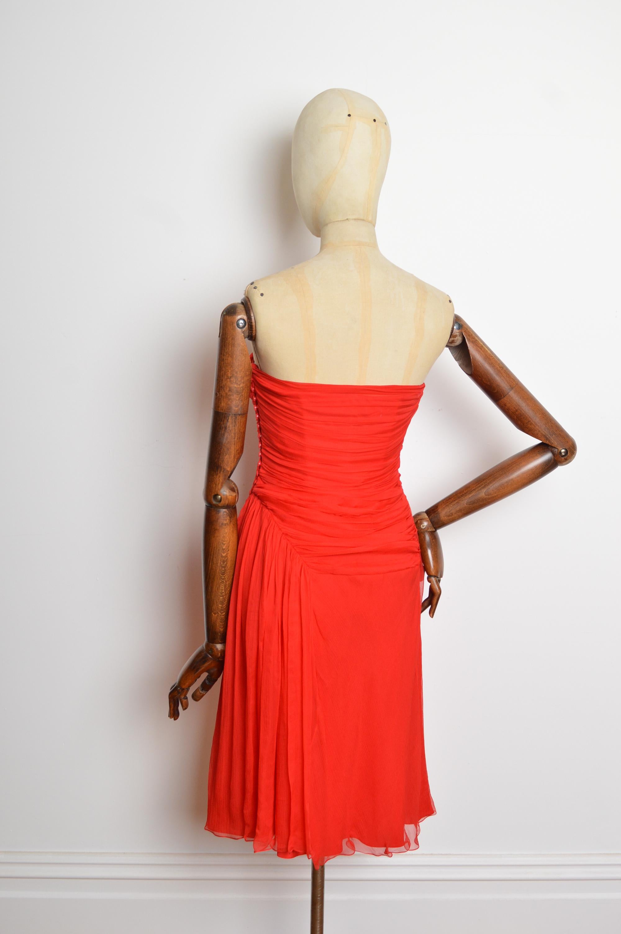 John Galliano 2000's Trägerloses Rotes Chiffon Seiden Schrägschnitt Fließendes Cocktailkleid im Angebot 6