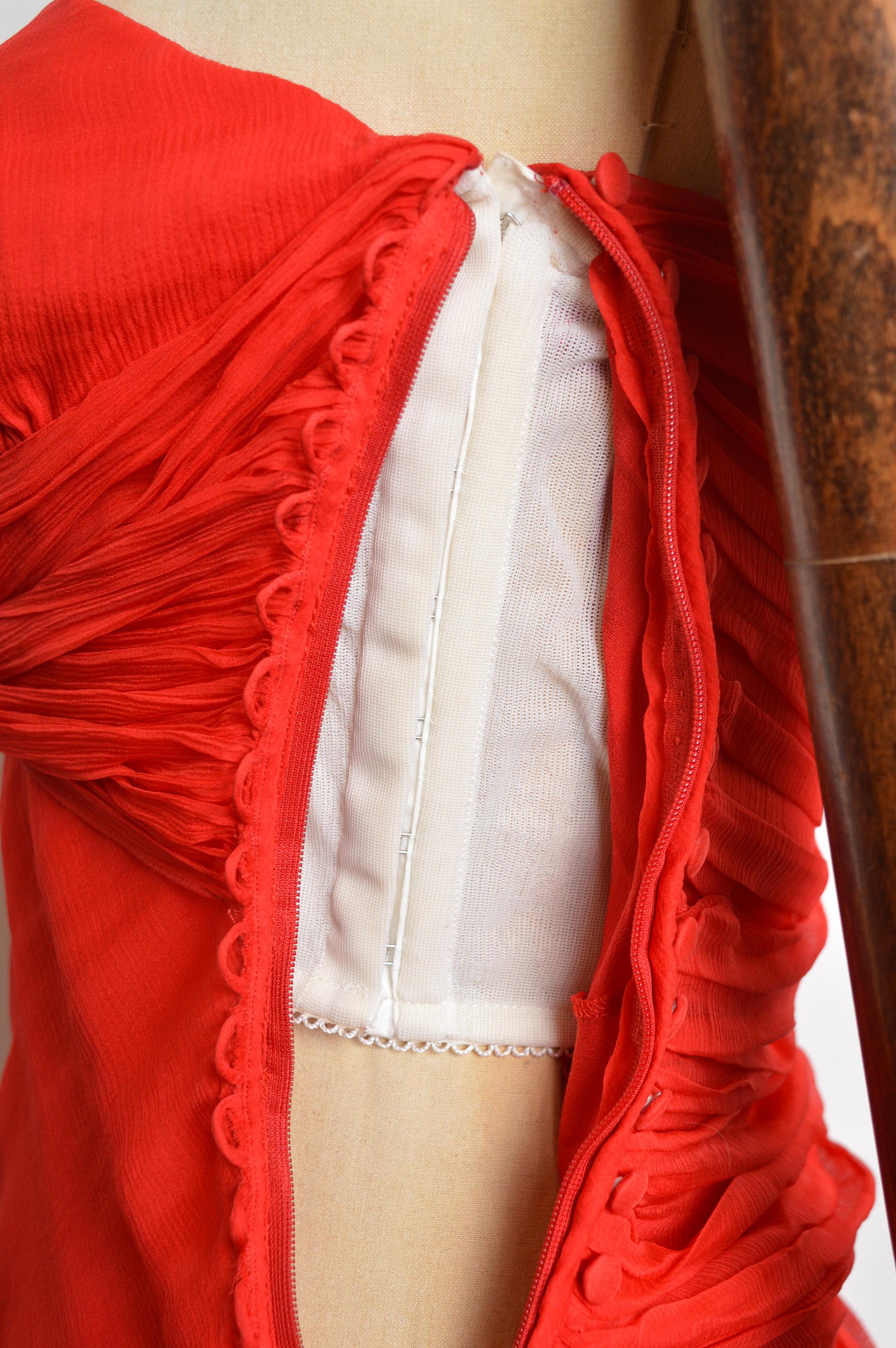 John Galliano 2000's Trägerloses Rotes Chiffon Seiden Schrägschnitt Fließendes Cocktailkleid im Angebot 7