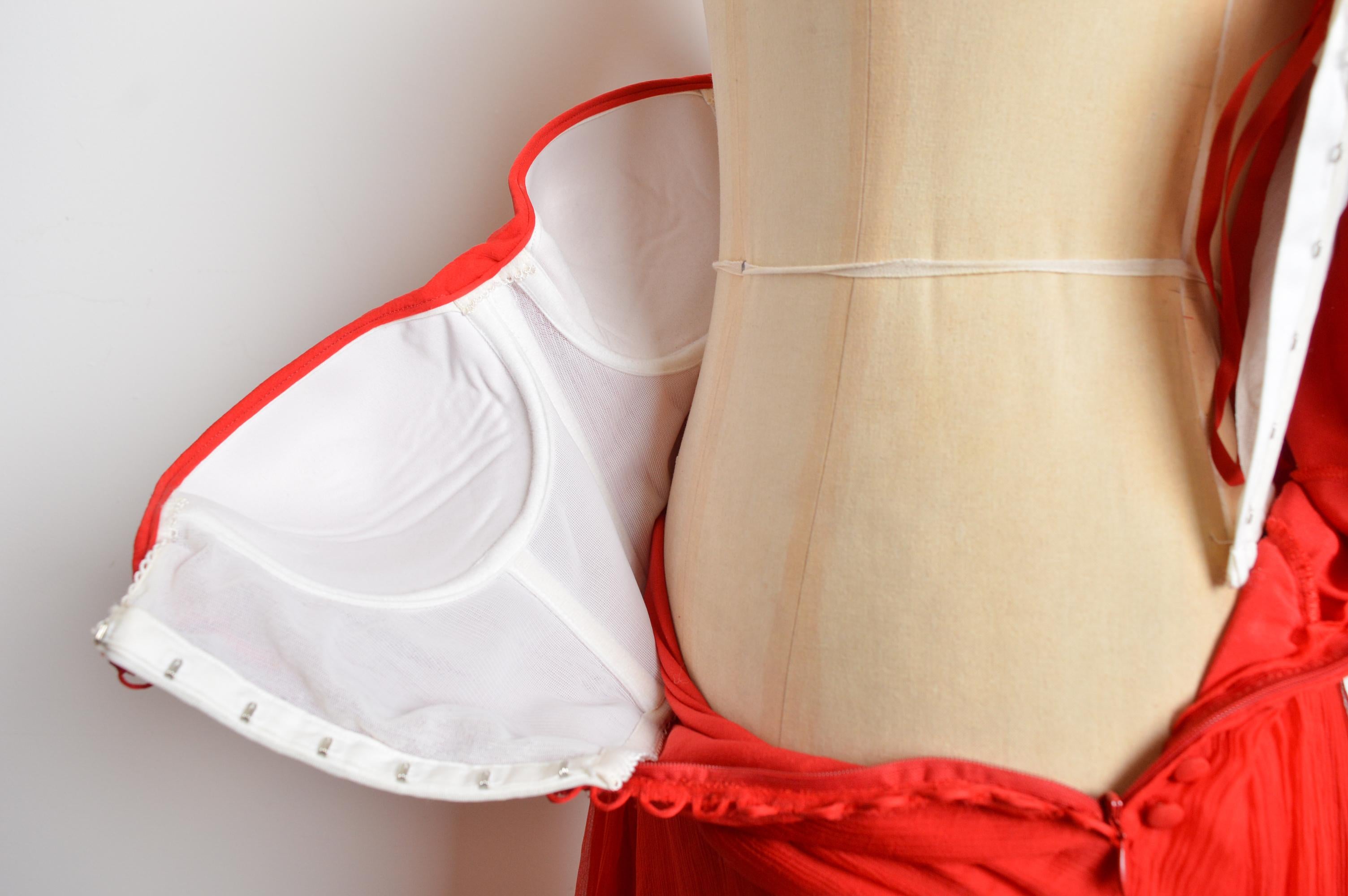 John Galliano 2000's Trägerloses Rotes Chiffon Seiden Schrägschnitt Fließendes Cocktailkleid im Angebot 8