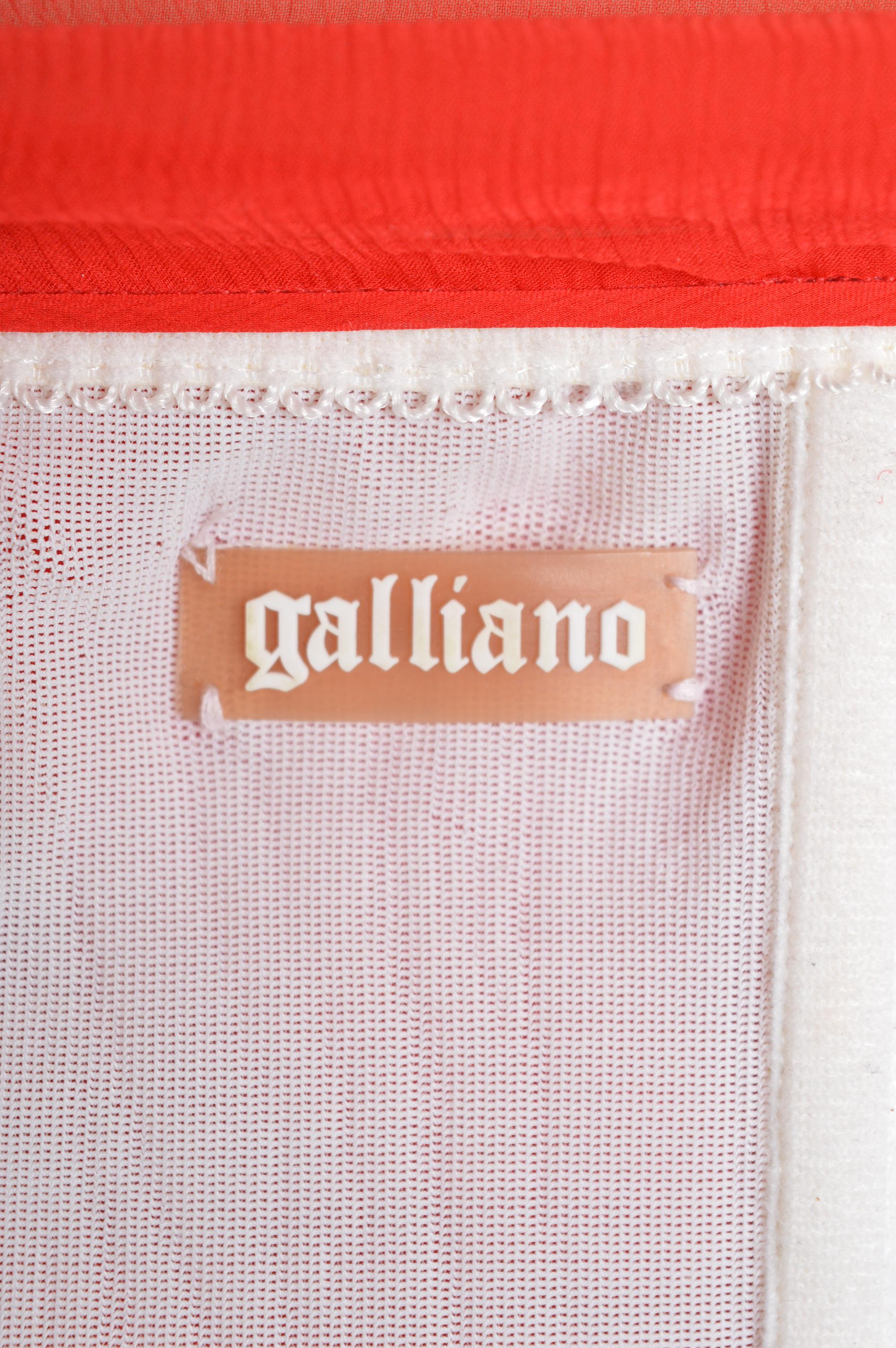 John Galliano 2000's Trägerloses Rotes Chiffon Seiden Schrägschnitt Fließendes Cocktailkleid im Angebot 10