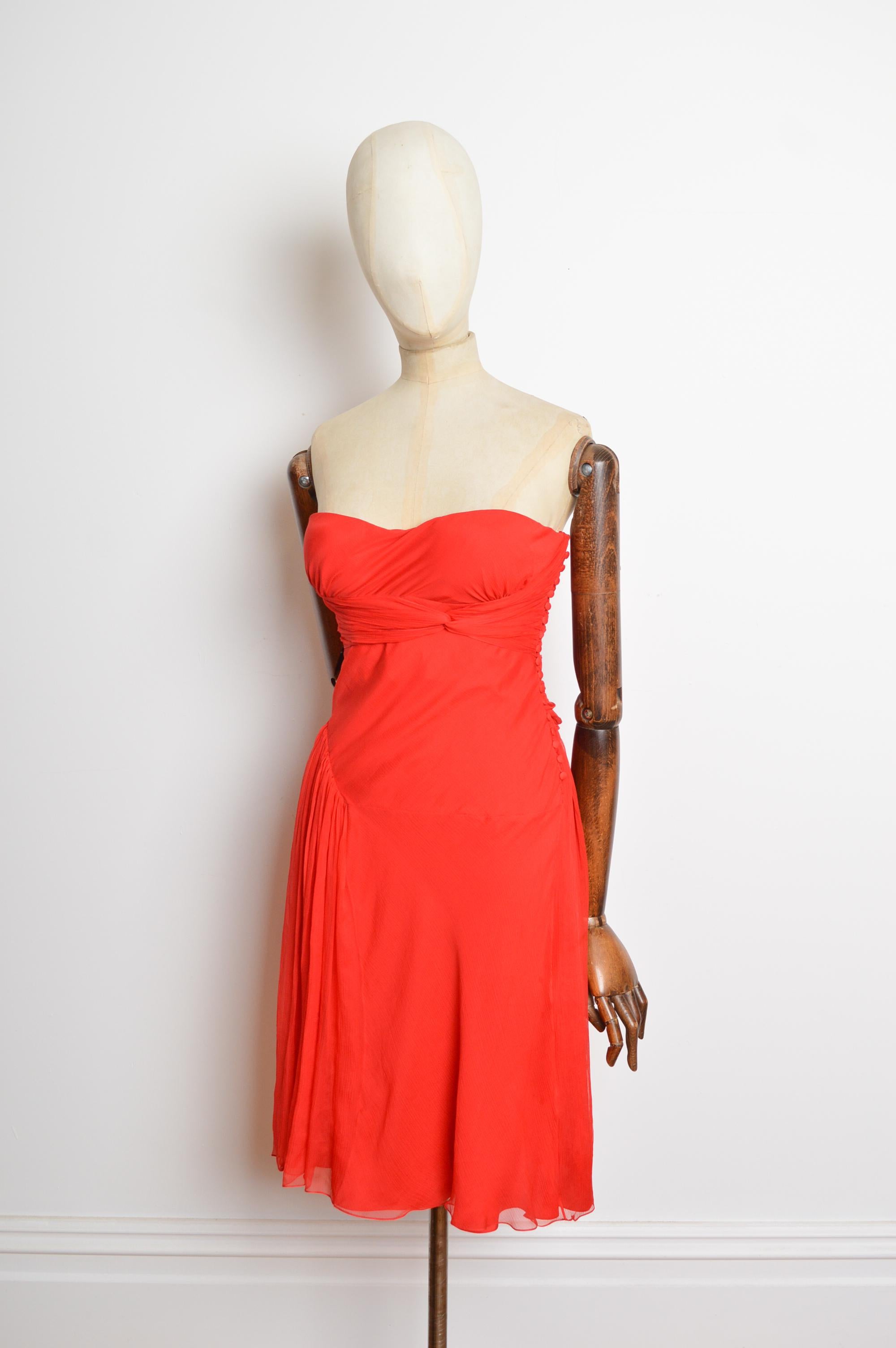 John Galliano 2000's Trägerloses Rotes Chiffon Seiden Schrägschnitt Fließendes Cocktailkleid im Zustand „Gut“ im Angebot in Sheffield, GB