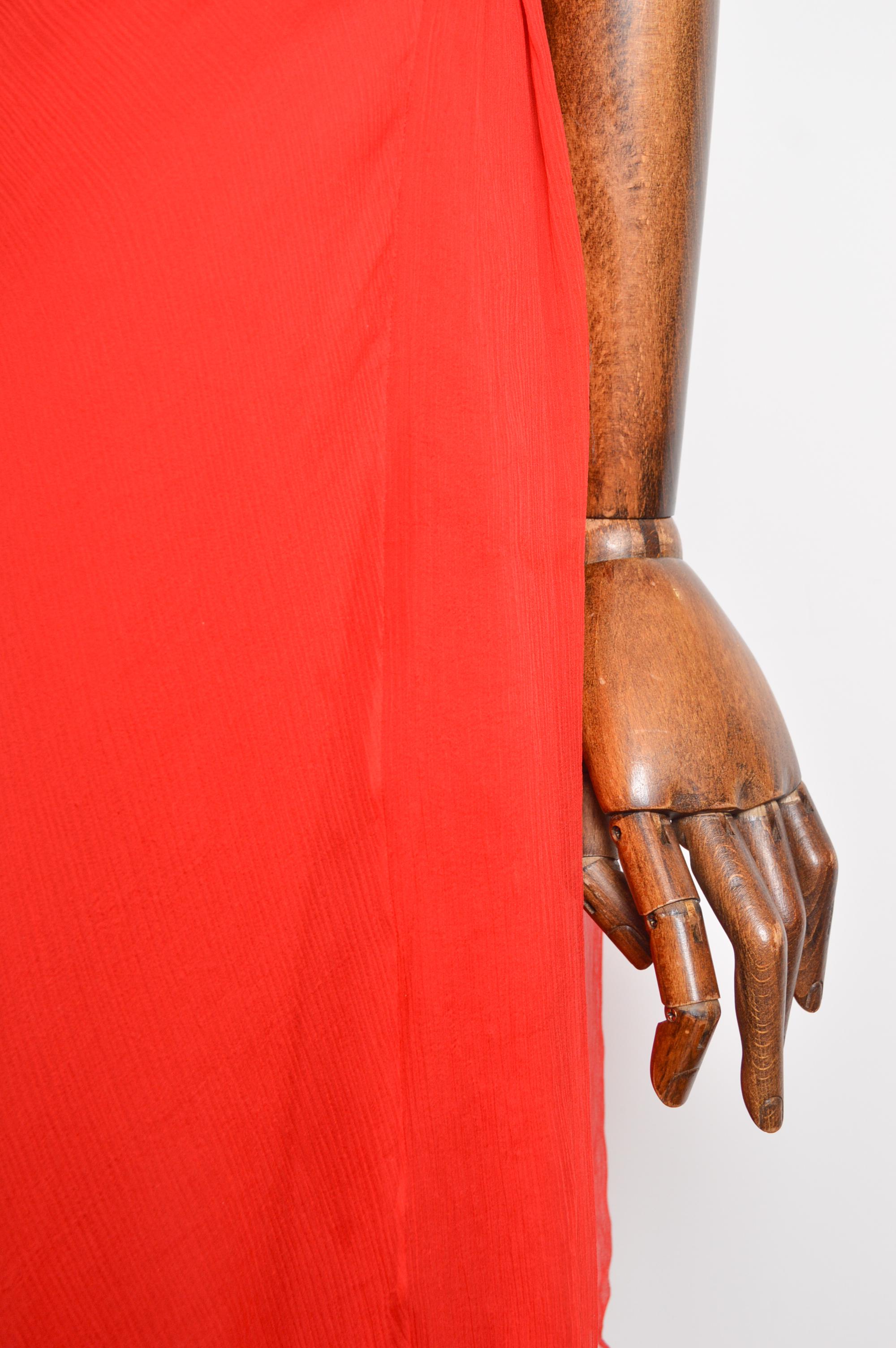 John Galliano 2000's Trägerloses Rotes Chiffon Seiden Schrägschnitt Fließendes Cocktailkleid Damen im Angebot