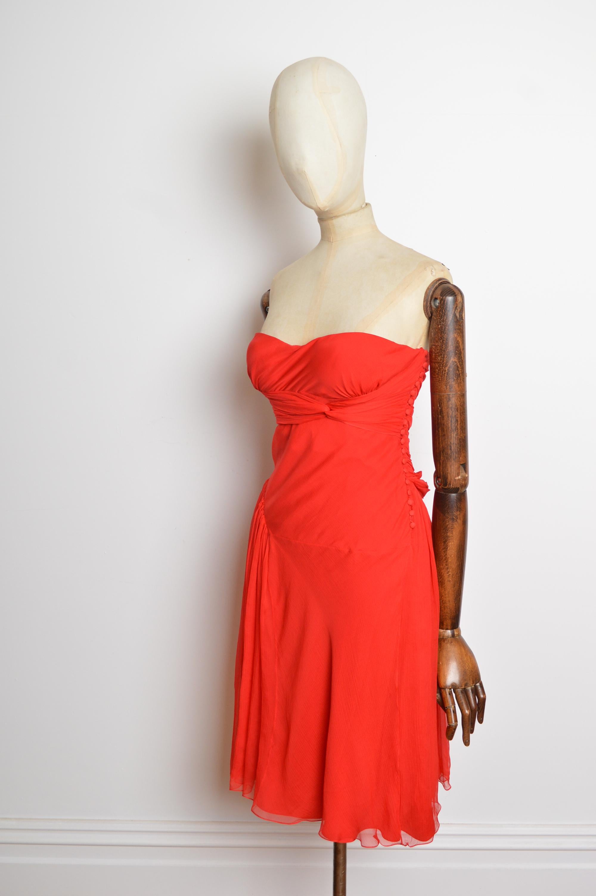 John Galliano 2000's Trägerloses Rotes Chiffon Seiden Schrägschnitt Fließendes Cocktailkleid im Angebot 3