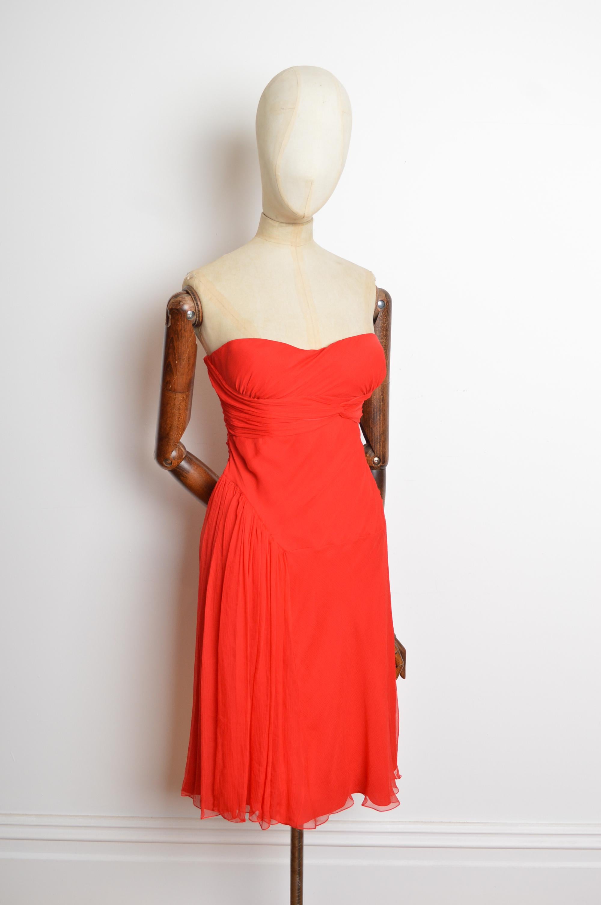 John Galliano 2000's Trägerloses Rotes Chiffon Seiden Schrägschnitt Fließendes Cocktailkleid im Angebot 4