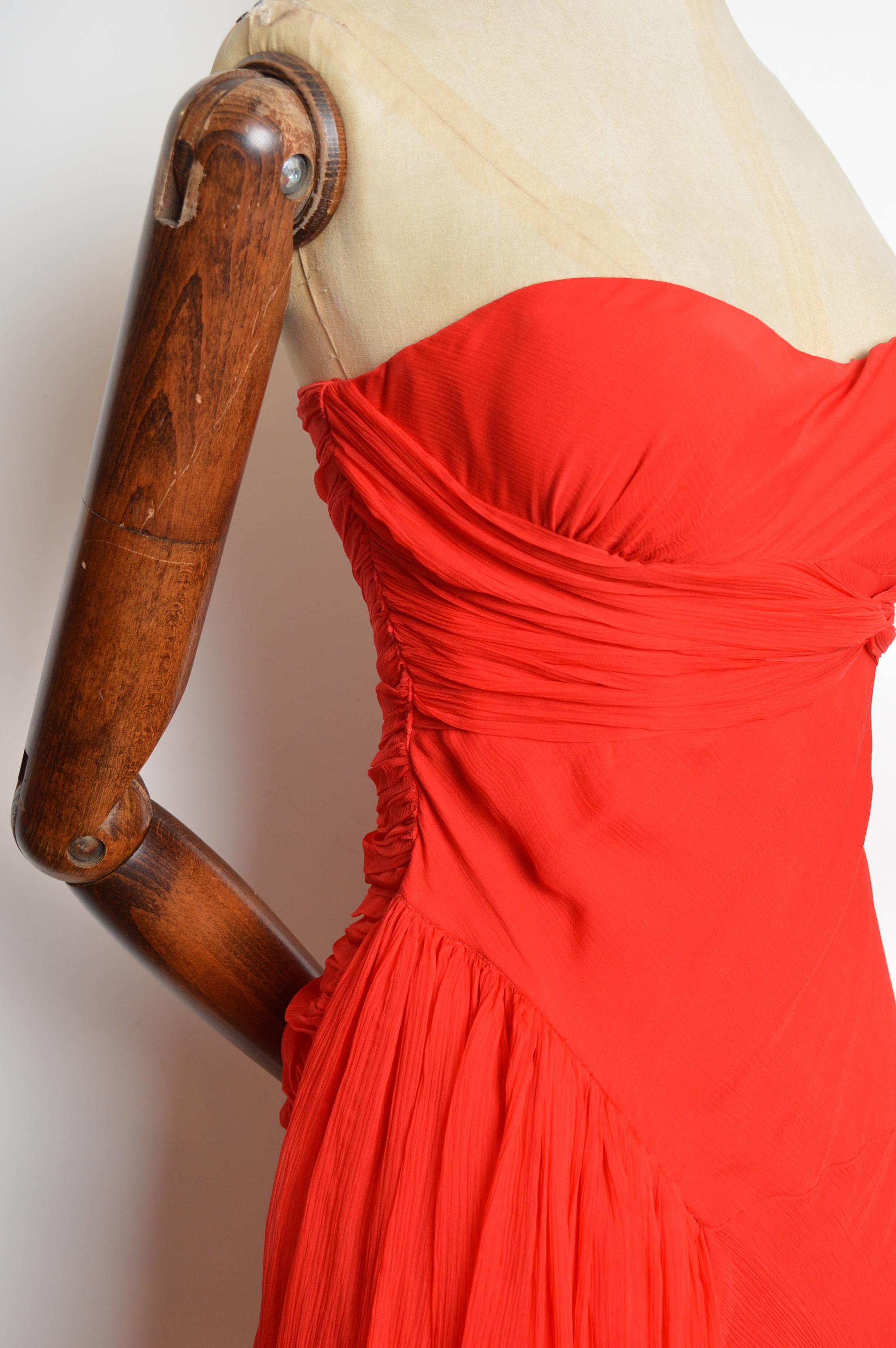 John Galliano 2000's Trägerloses Rotes Chiffon Seiden Schrägschnitt Fließendes Cocktailkleid im Angebot 5