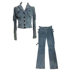 John Galliano, 2003, Frachtjacke und Hose aus Wildleder und Wildleder