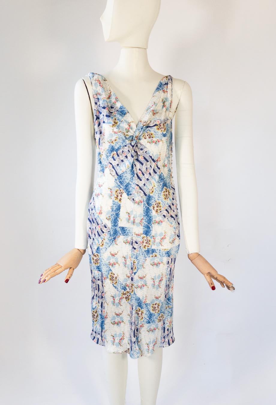 De la colección Primavera 2004 de John Galliano, este raro vestido midi de seda capta el talento del diseñador para el romanticismo nostálgico y la sastrería magistral. Cortada al bies en un tejido vaporoso de satén, presenta un suave mosaico de