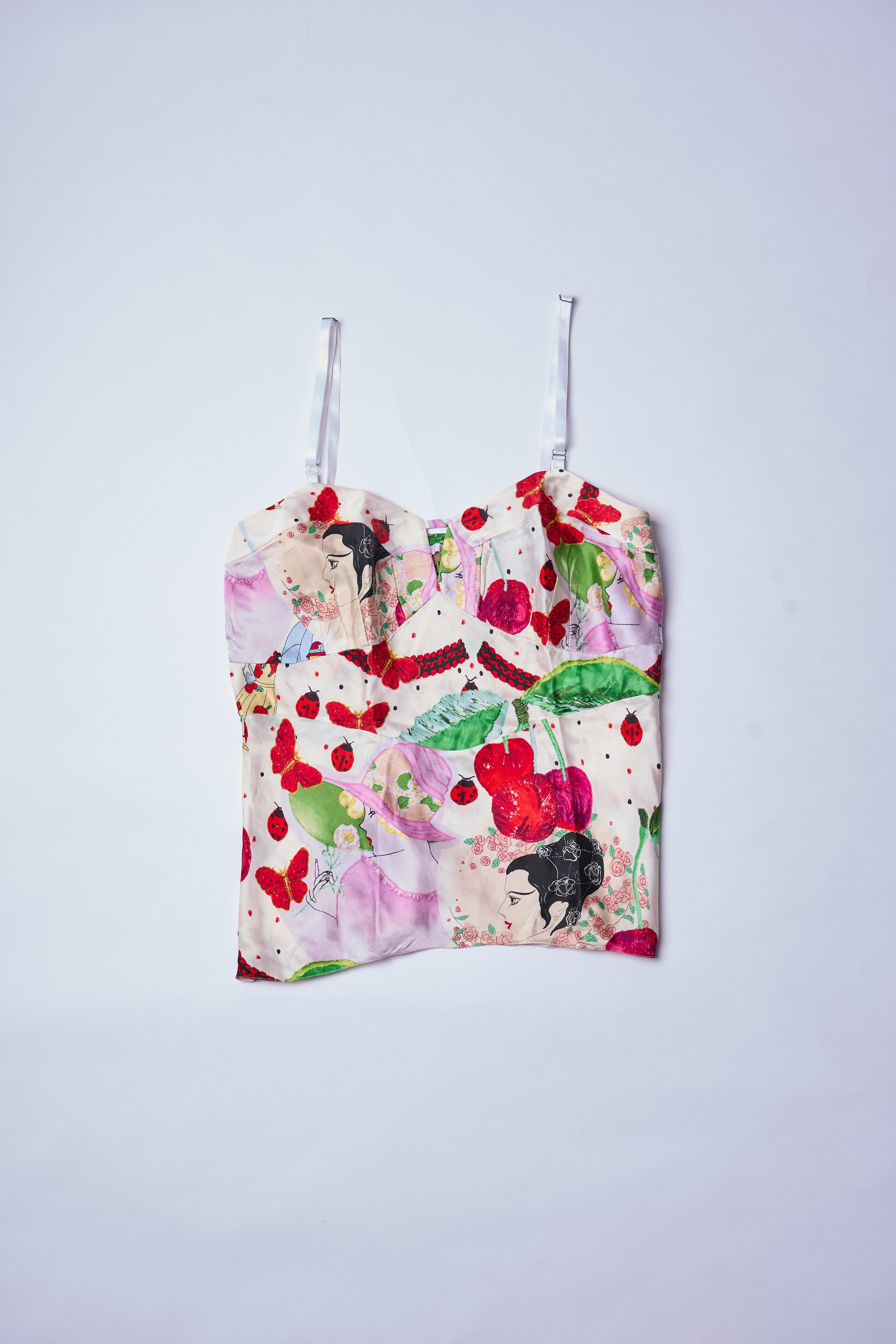 

Descrizione del pezzo: Questa canotta di John Galliano della collezione 2005 presenta un'accattivante stampa di ispirazione asiatica, con una delicata miscela di rossi vibranti, rosa tenui e verdi. L'intricato design include motivi floreali,
