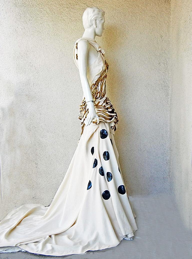 La collection S/S 2007 de John Galliano a fait sensation lors du final avec des robes à motifs élaborés et luxueusement drapés.  Les robes de fin d'année, confectionnées en crêpe de soie crème, ont été stylisées et plissées de manière complexe, en