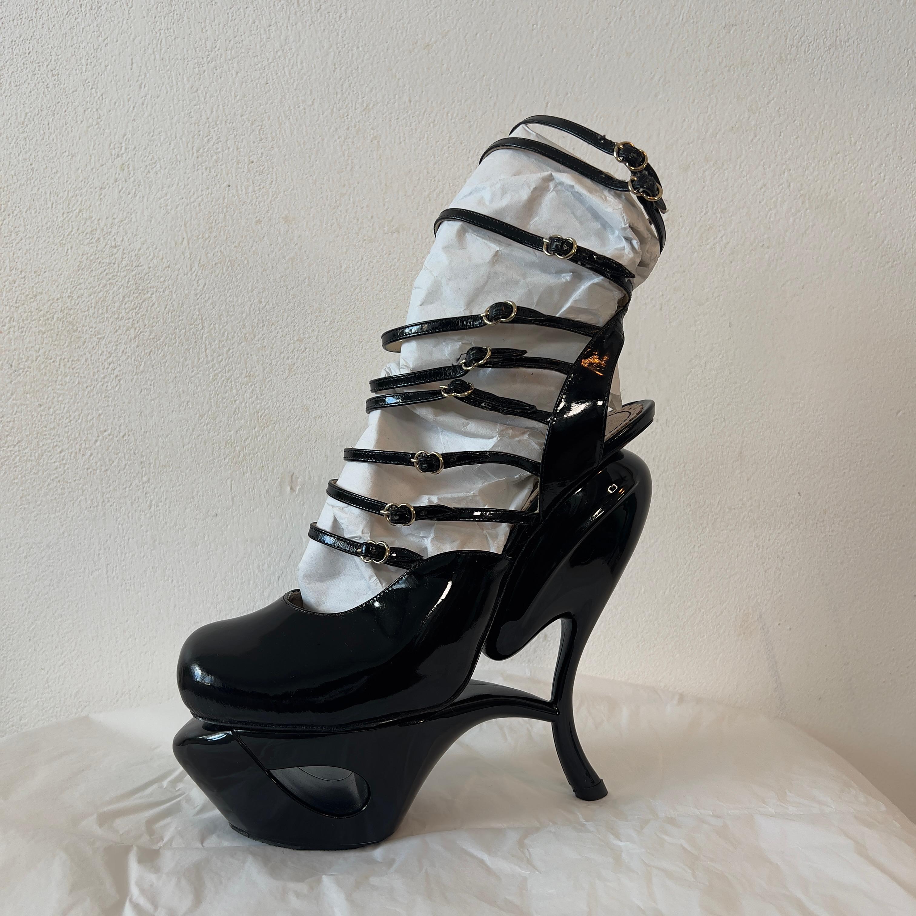 Platform heels in patent leather adorned with gold hardware modeled in multiple looks for John Galliano's spring 2009 runway collection. 

Size: 39 (fits circa 38)
Condition: 8/10, very good preloved condition with signs of use on the leather straps