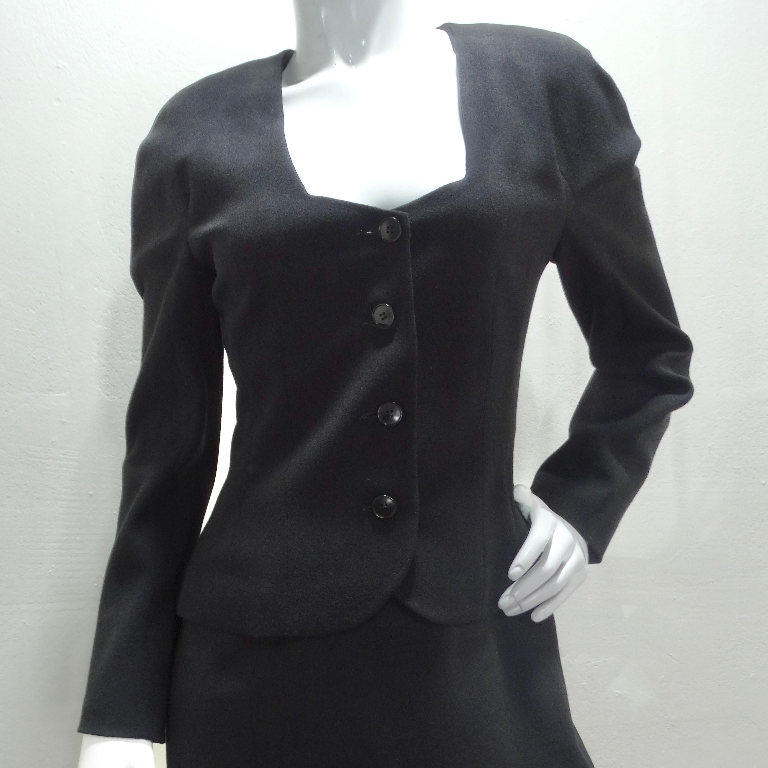 Entrez dans l'élégance intemporelle avec le tailleur jupe noir John Galliano des années 90. Ce superbe ensemble associe une jupe midi crayon classique à un haut à manches longues de style blazer sans col, doté d'une élégante découpe à l'encolure et