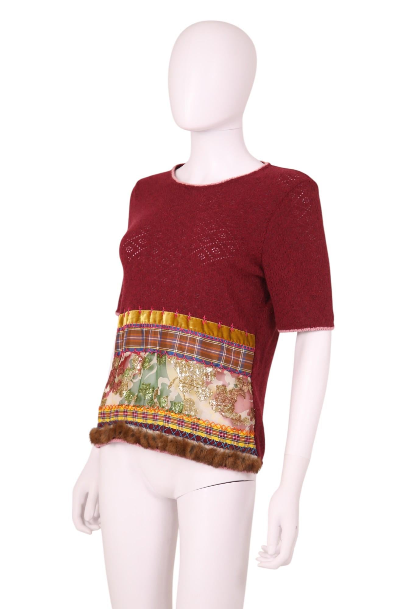 - Diseñado por John Galliano
- Colección otoño-invierno 2002
- Camiseta de punto floral roja
- Punto a cuadros en la parte superior
- Falsa piel de punto floral dorada en la parte inferior delantera
- Corte normal
- Excelente estado
- Fabricado en