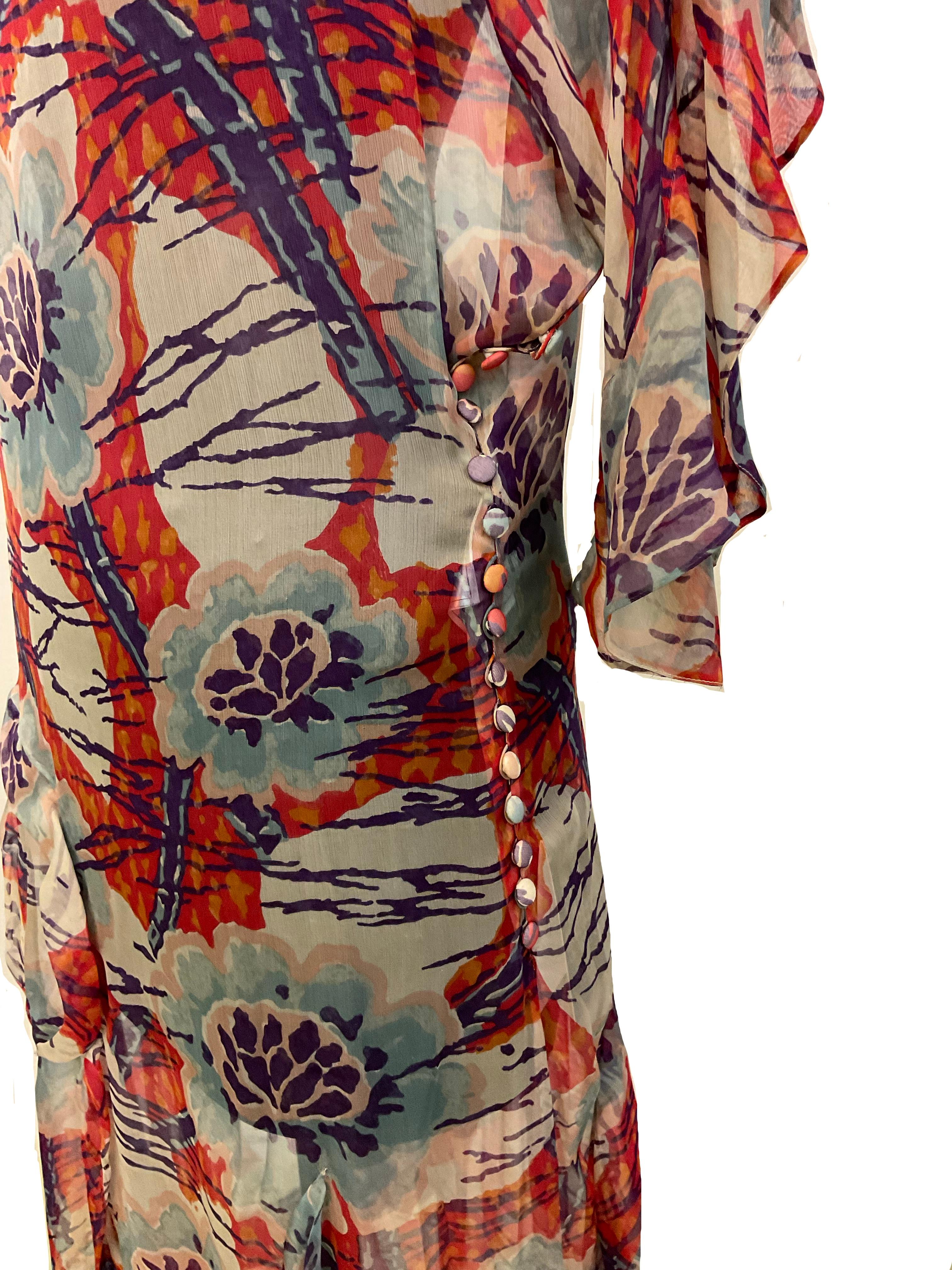 Kleid 'Ranunculus' aus 100% Seide, bedruckt mit einem zarten floralen Muster aus
John Galliano aus der Ready to Wear Herbst-Winter-Kollektion
2007.
Der Druck ist zart, in Rot-, Aquablau- und Elfenbeintönen gehalten.
Die Linie des Kleides ist gerade