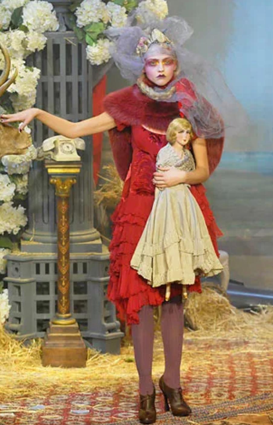 JOHN GALLIANO Romantisches rotes asymmetrisches 'London Courte' Kleid FW 2007 im Angebot 5