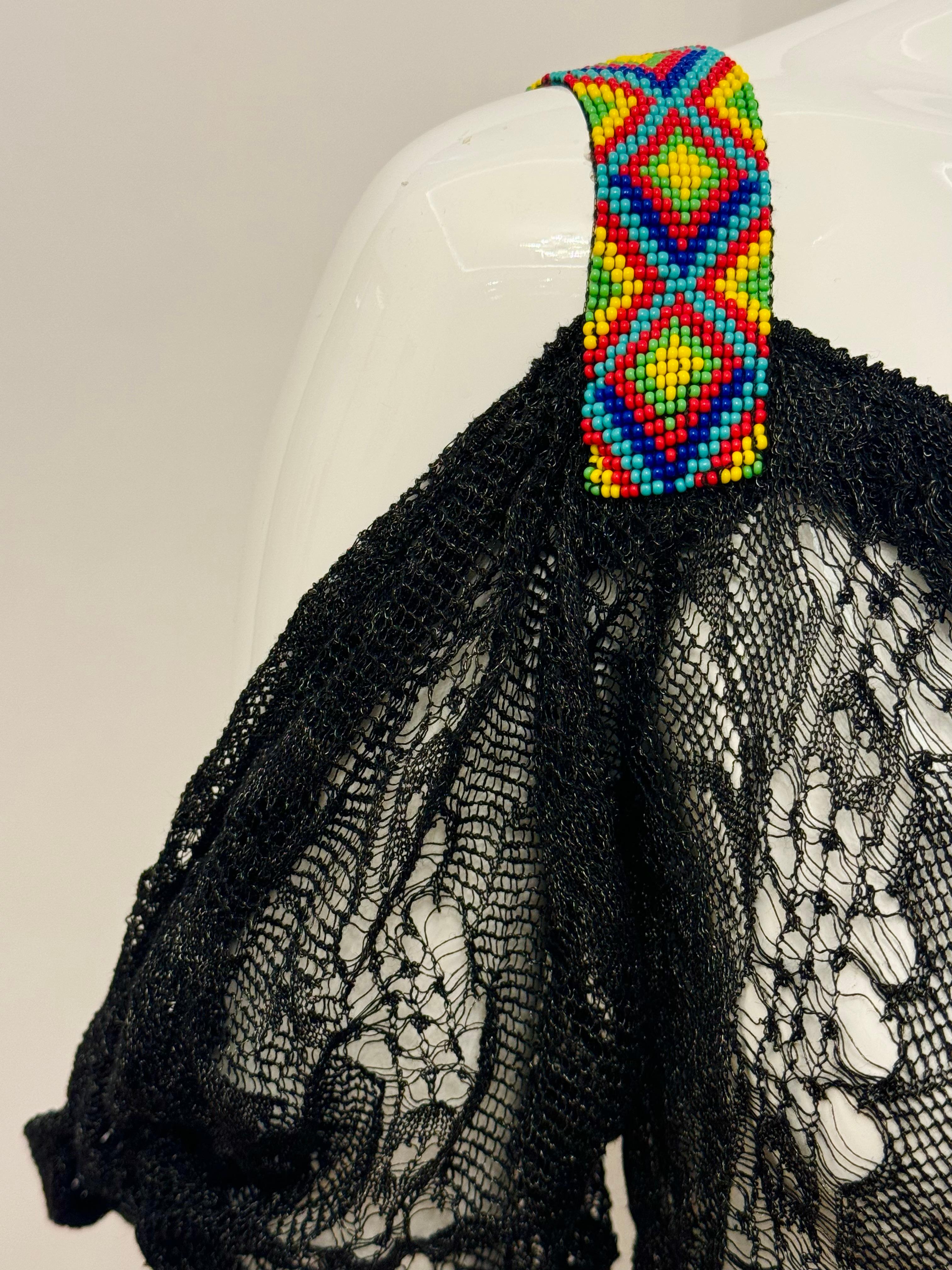 Raro top d'archivio John Galliano S/S 2002 in pizzo nero con perline multicolore, senza etichetta della taglia, può andare da US 0/2 fino a US 4 (34 a 38 FR)