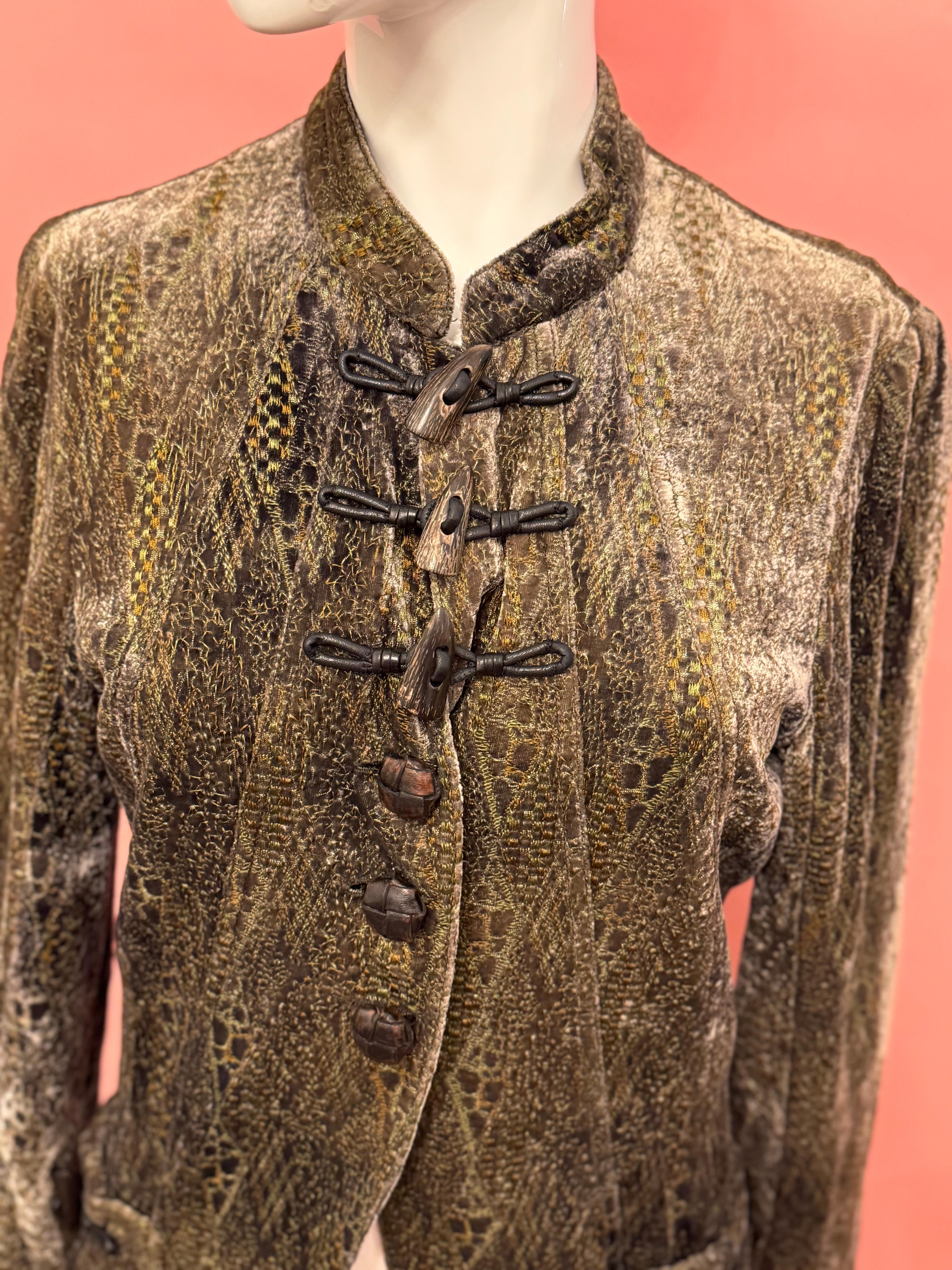 Giacca con ricamo in velluto d'archivio di John Galliano in vendita 7