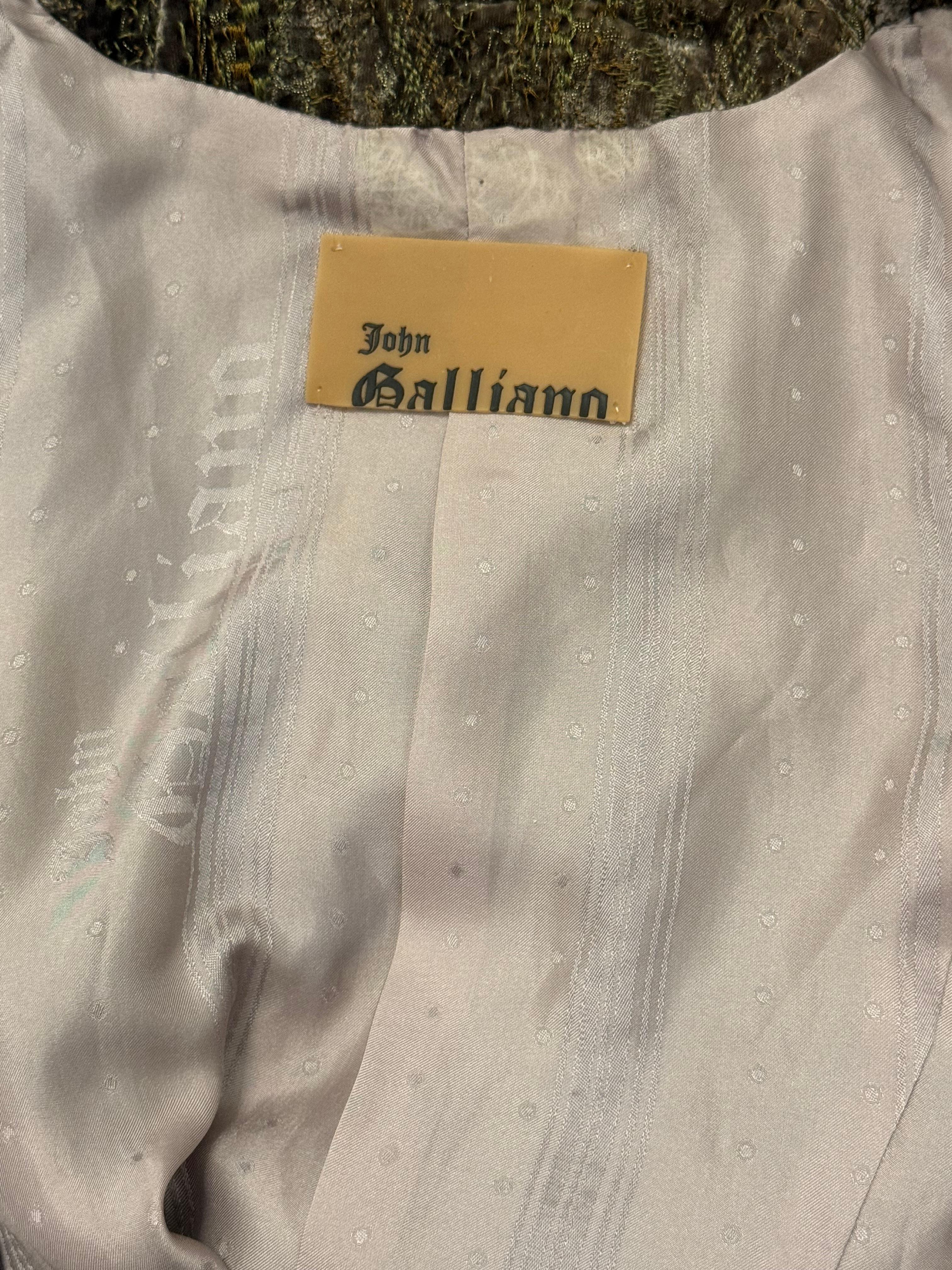 John Galliano, giacca vintage d'archivio in velluto con ricamo, senza etichetta della taglia, veste fino a US 4 slim US 6, sembra un design in pelle di serpente, raro da trovare, dettagli in pelle e dettagli in legno 