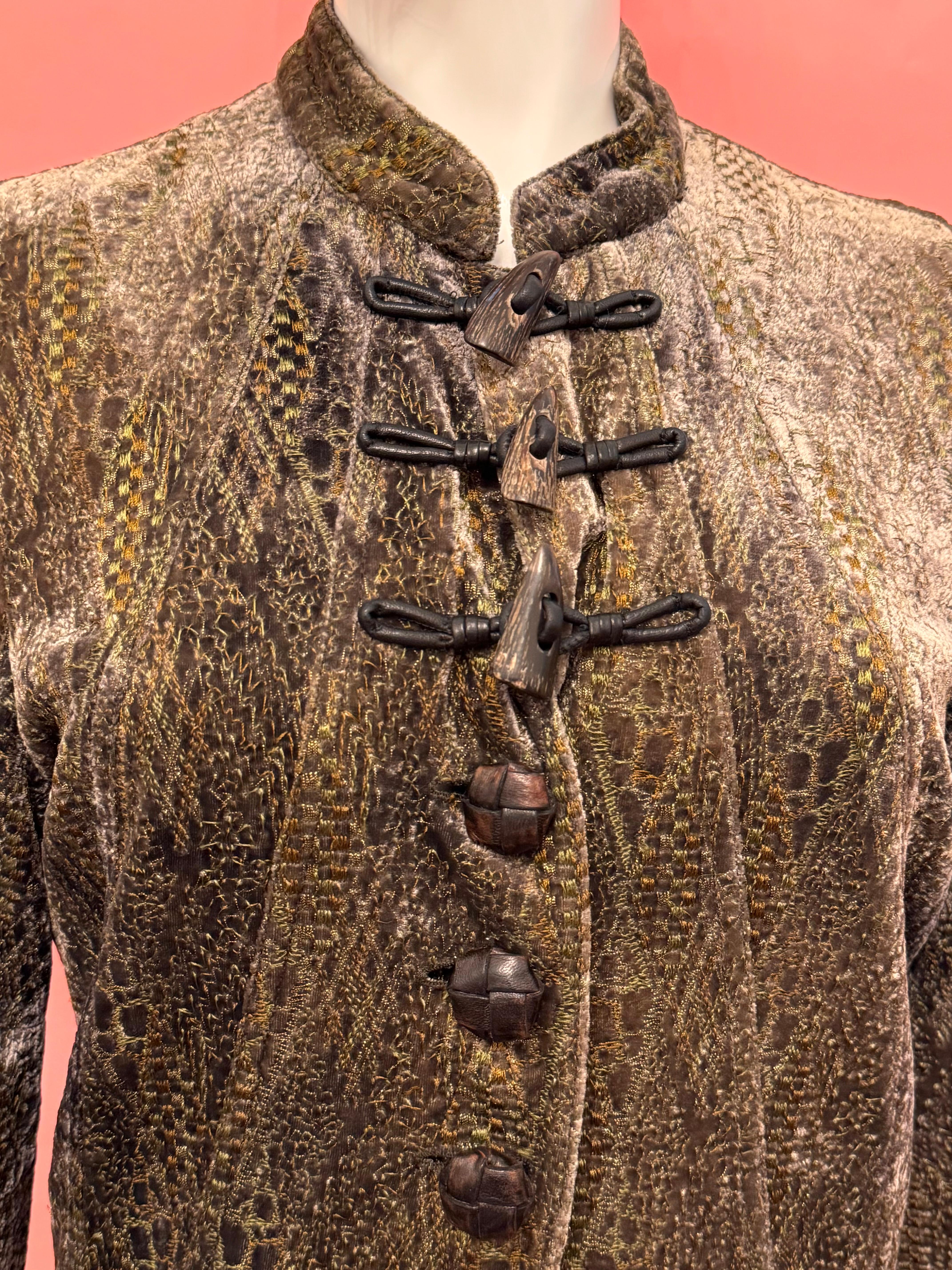 Giacca con ricamo in velluto d'archivio di John Galliano in vendita 2