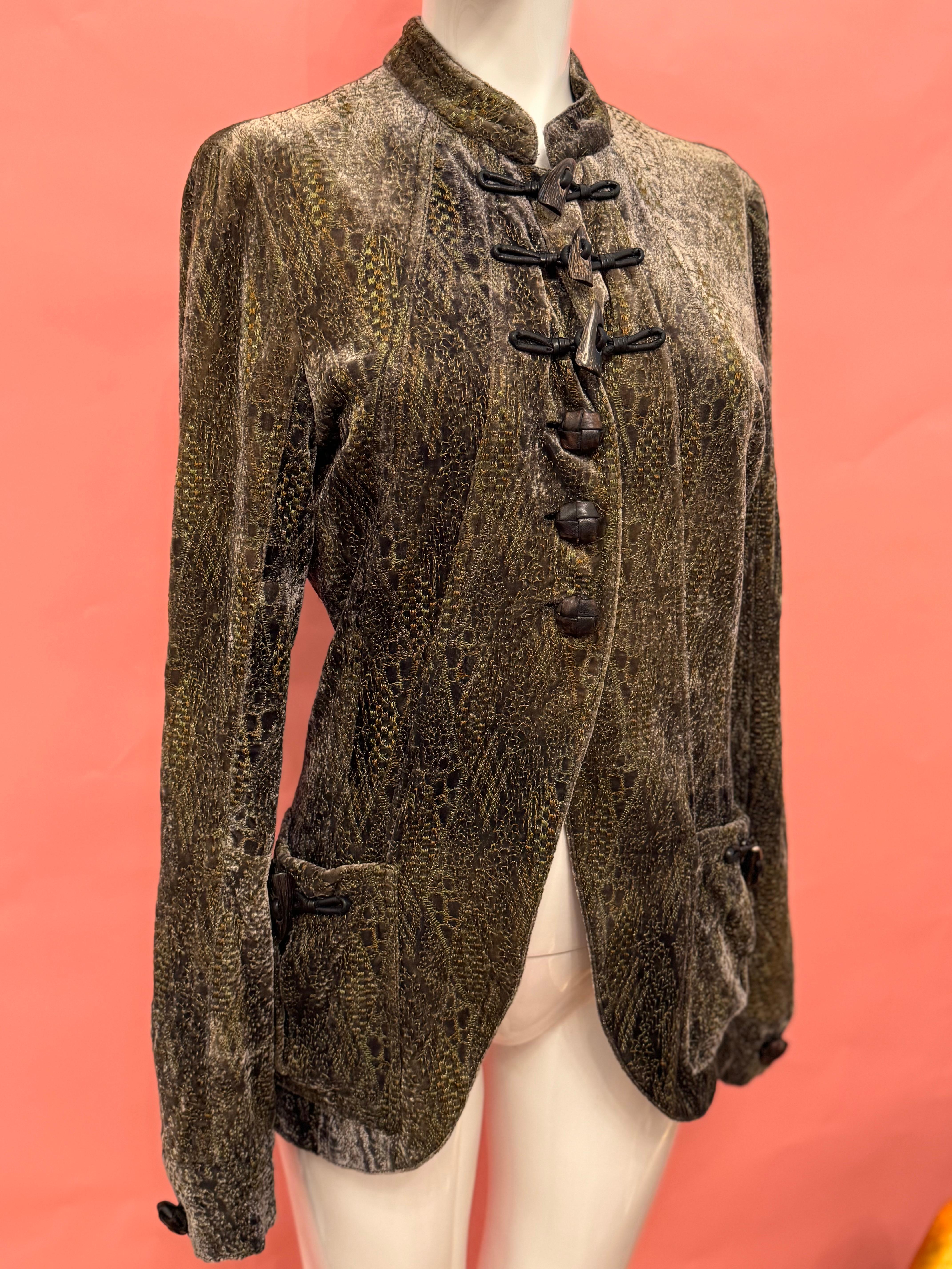 Giacca con ricamo in velluto d'archivio di John Galliano in vendita 3