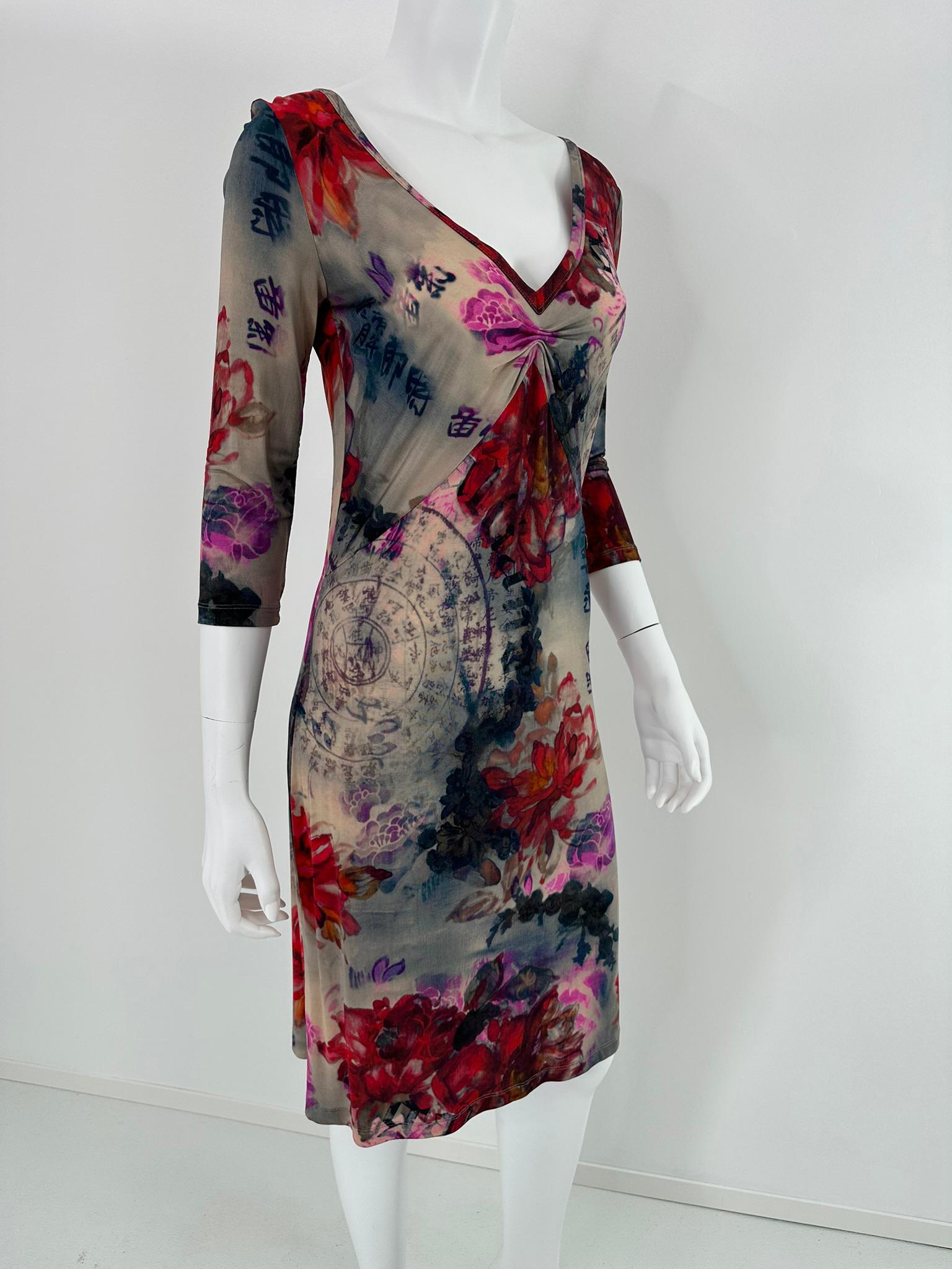 Robe fourreau à encolure en V, imprimé en maille extensible sur le thème de l'Asie, John Galliano. Manches 3/4 extensibles. Robe à enfiler, non doublée. Etiquette métallique G Galliano cousue à la taille. S'adapte comme un petit.
En excellent état. 